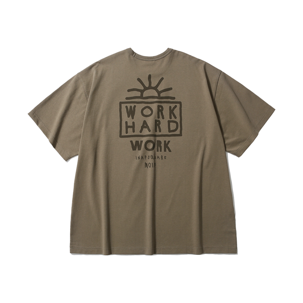 모이프 x 이나피스퀘어 워크 하드 H/S 티 올리브(moif x inapsquare Work Hard H/S Tee Olive)