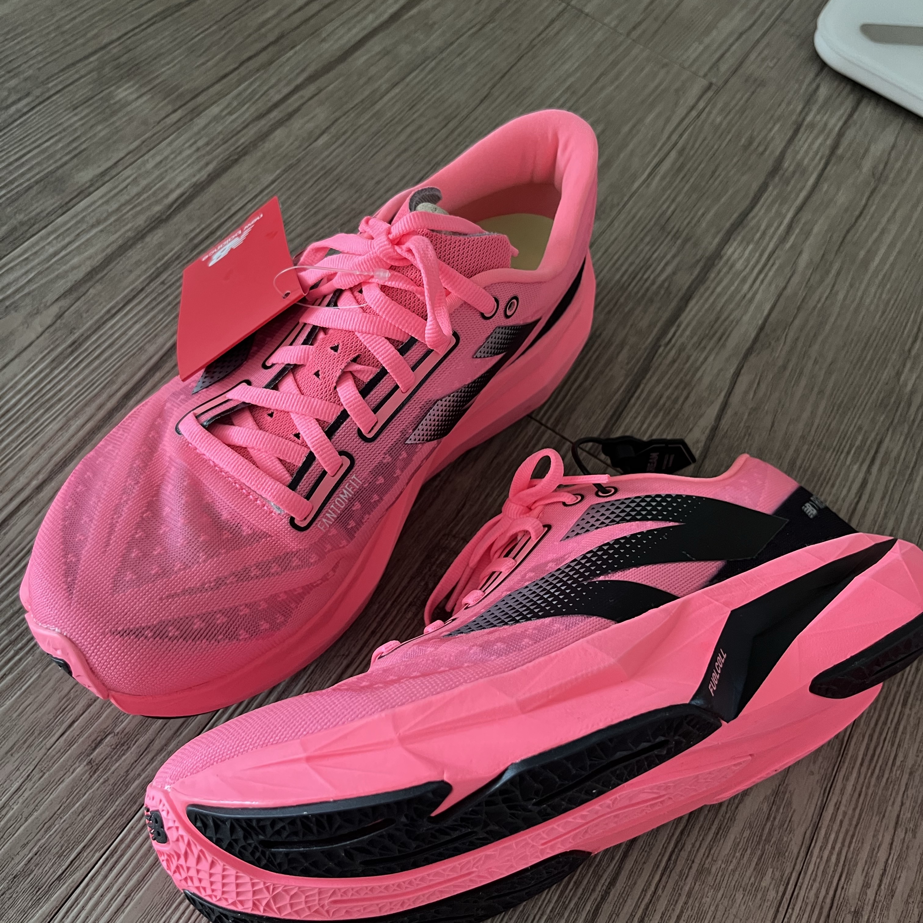 New Balance Fuelcell Rebel v4 Ultra Pink Black - D Standard 착용 스타일 - 2