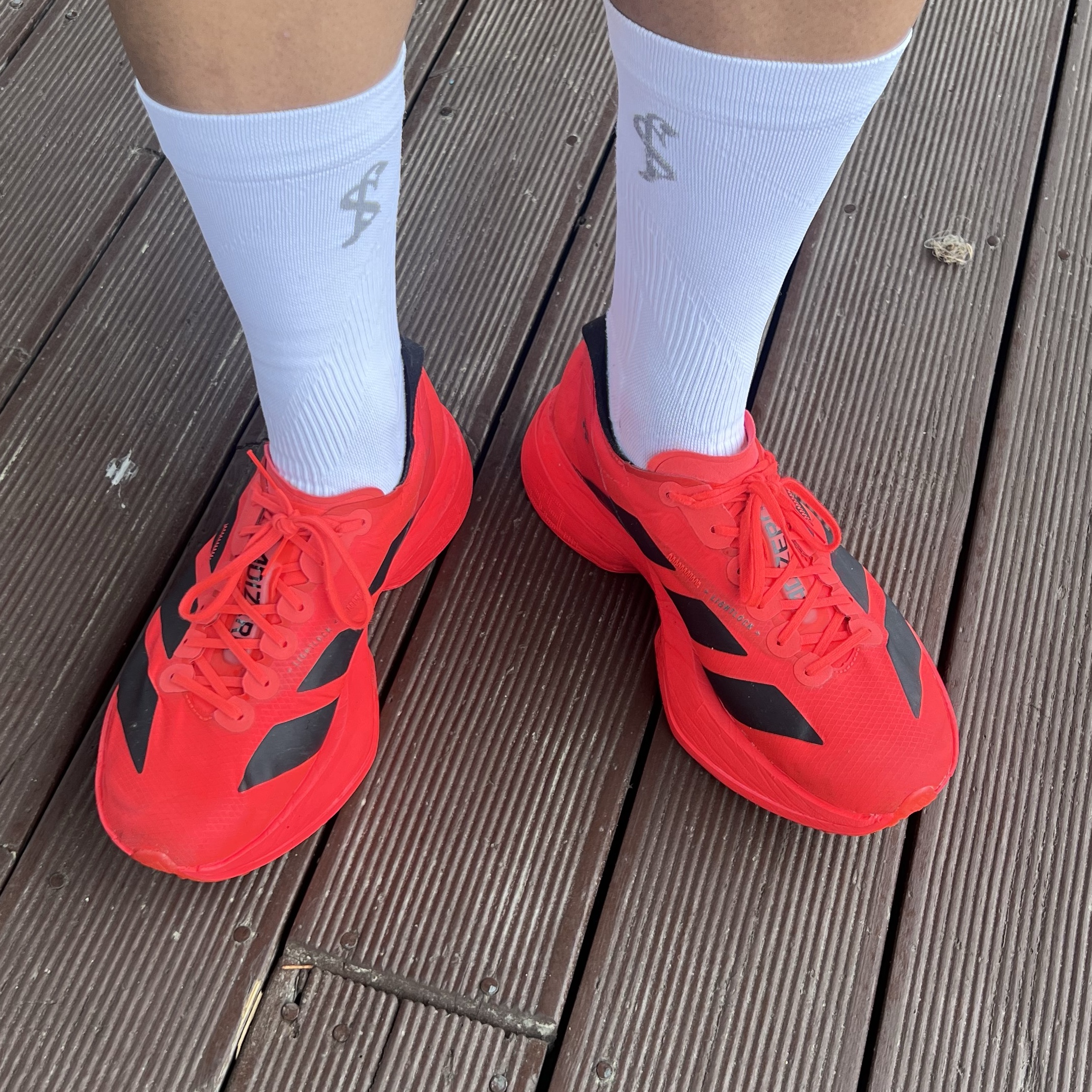 Adidas Adizero Adios Pro 4 Lucid Red Core Black 착용 스타일 - 1