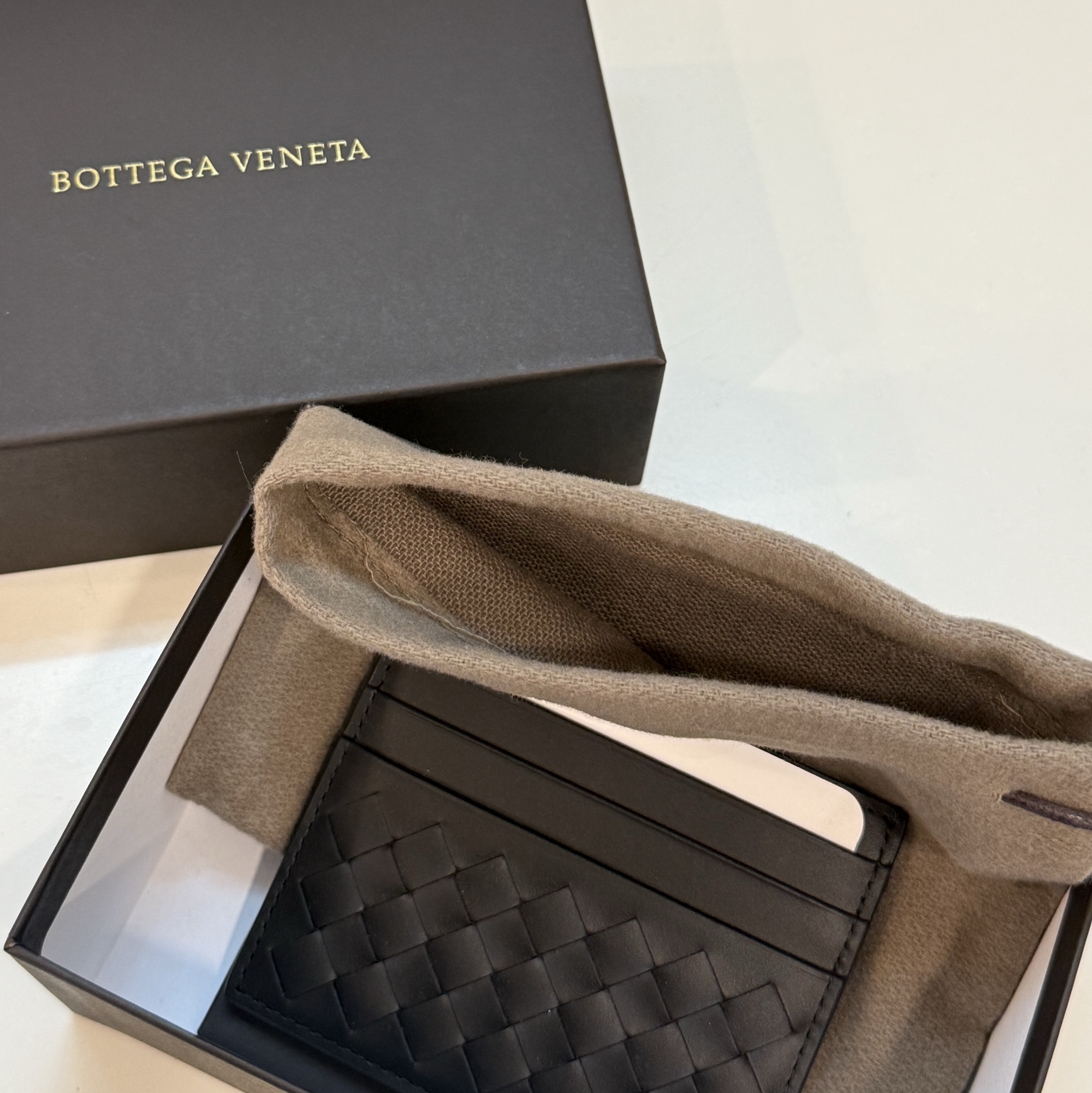 Bottega Veneta Credit Card Case Black 착용 스타일 - 1