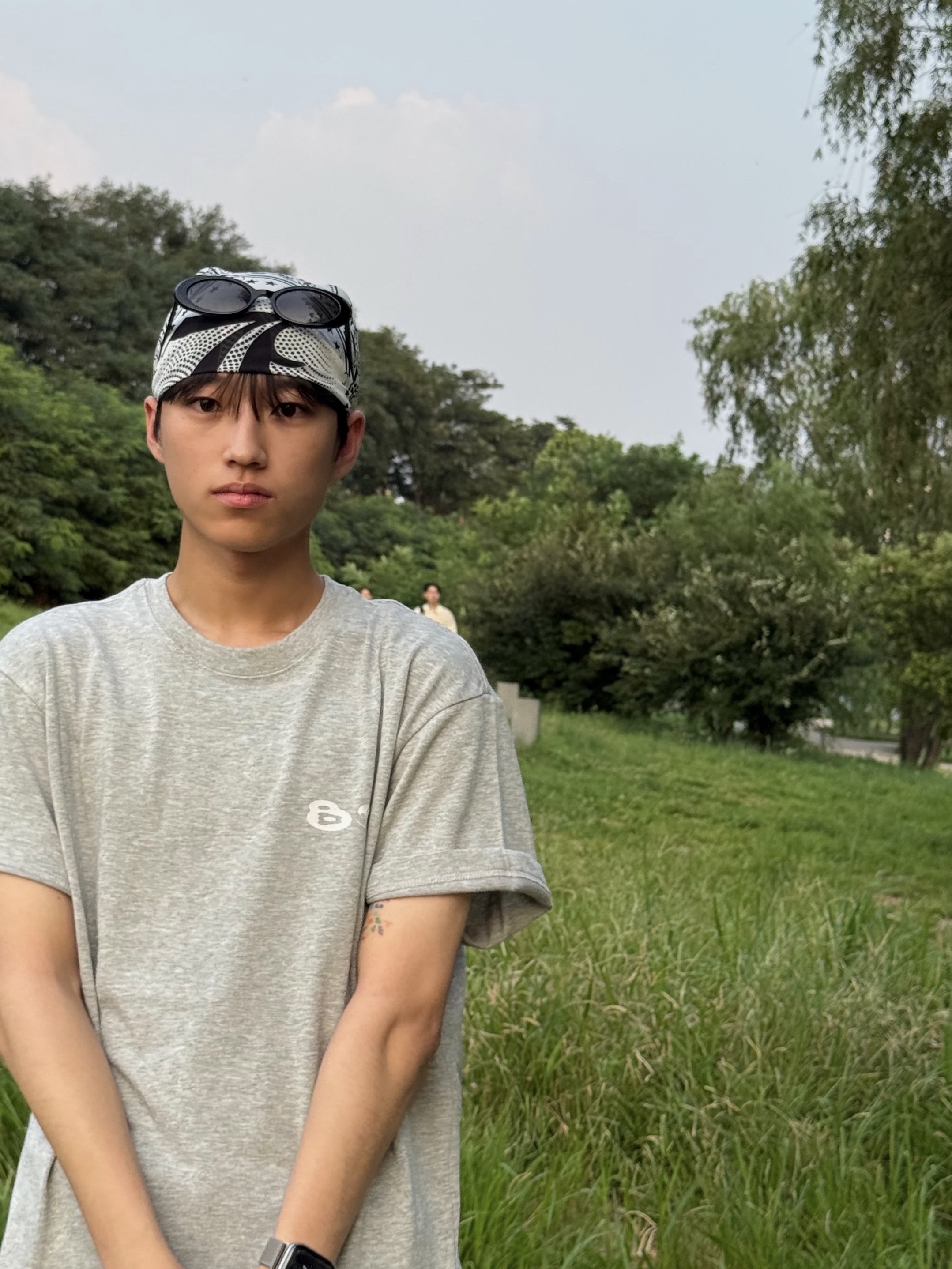 Sansan Gear X b.E Logo T-Shirts Melange Grey, Gentle Monster Cuff 01 Black 착용 스타일 - 3