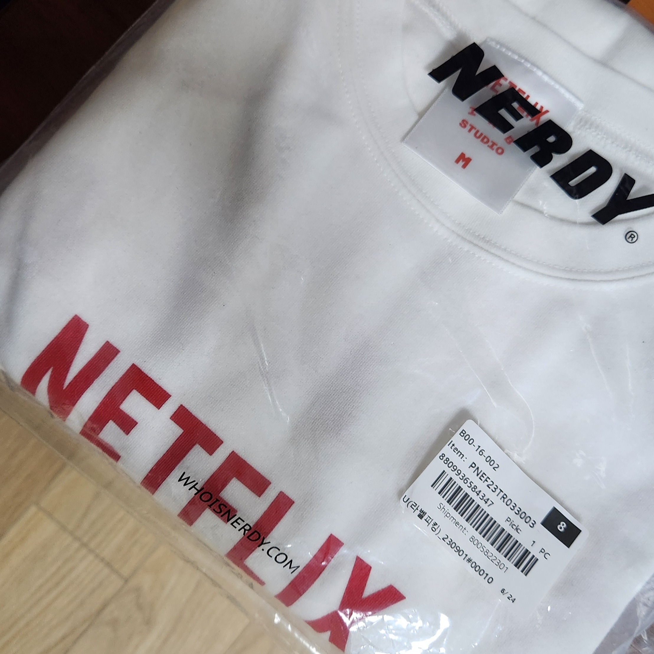 IAB Studio x Netflix SS T-Shirt White 착용 스타일