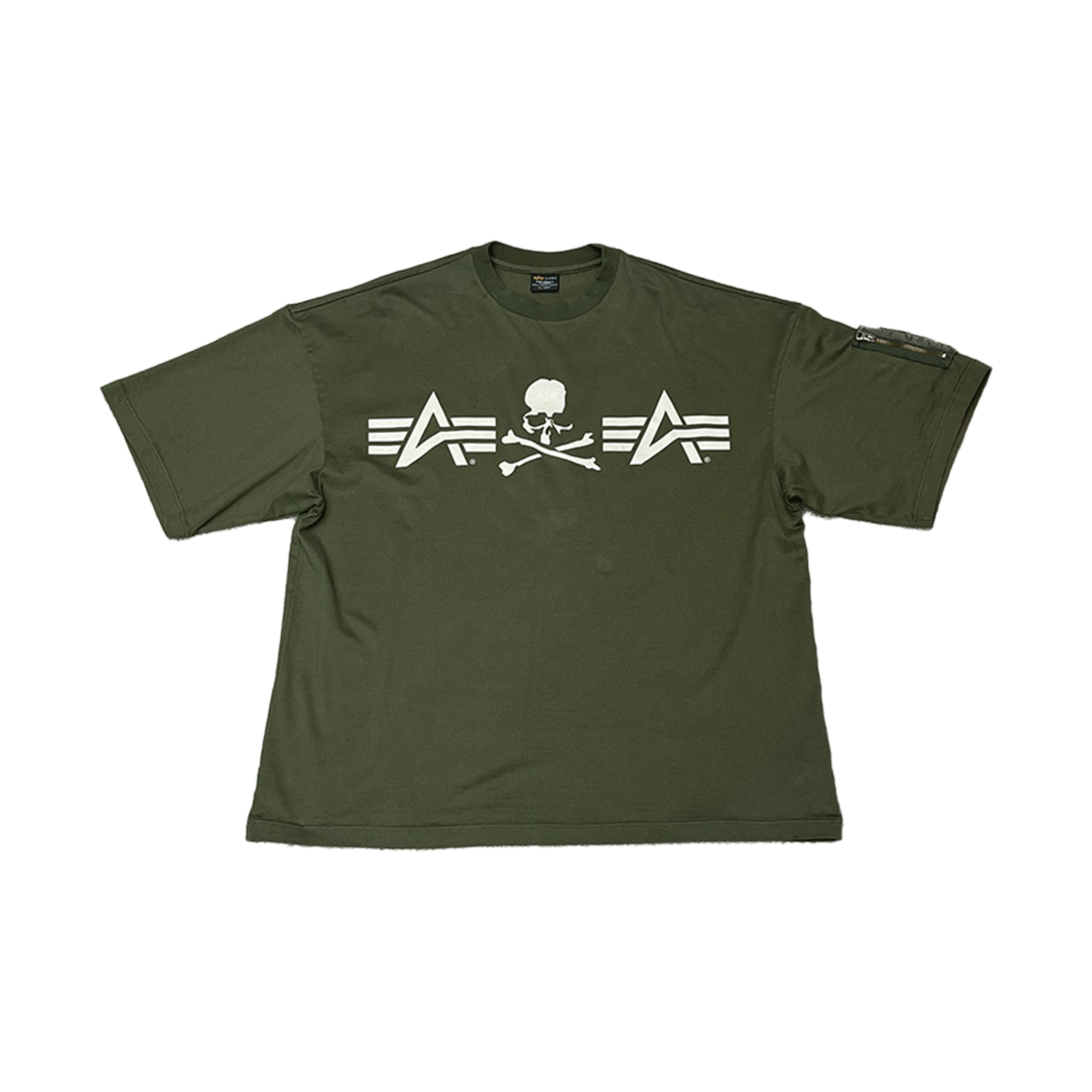 마스터마인드 월드 x 알파 인더스트리 시거 포켓 SS 티 빅 올리브 - 24FW(Mastermind World x Alpha Industries Ciger Pocket SS T Big Olive - 24FW)