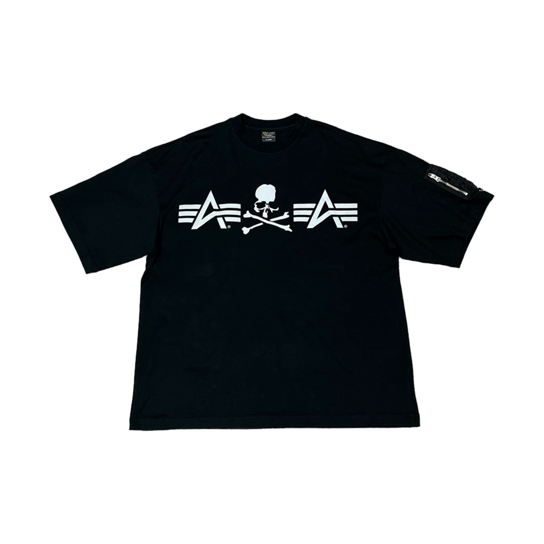 마스터마인드 월드 x 알파 인더스트리 시거 포켓 SS 티 빅 블랙 - 24FW(Mastermind World x Alpha Industries Ciger Pocket SS T Big Black - 24FW)