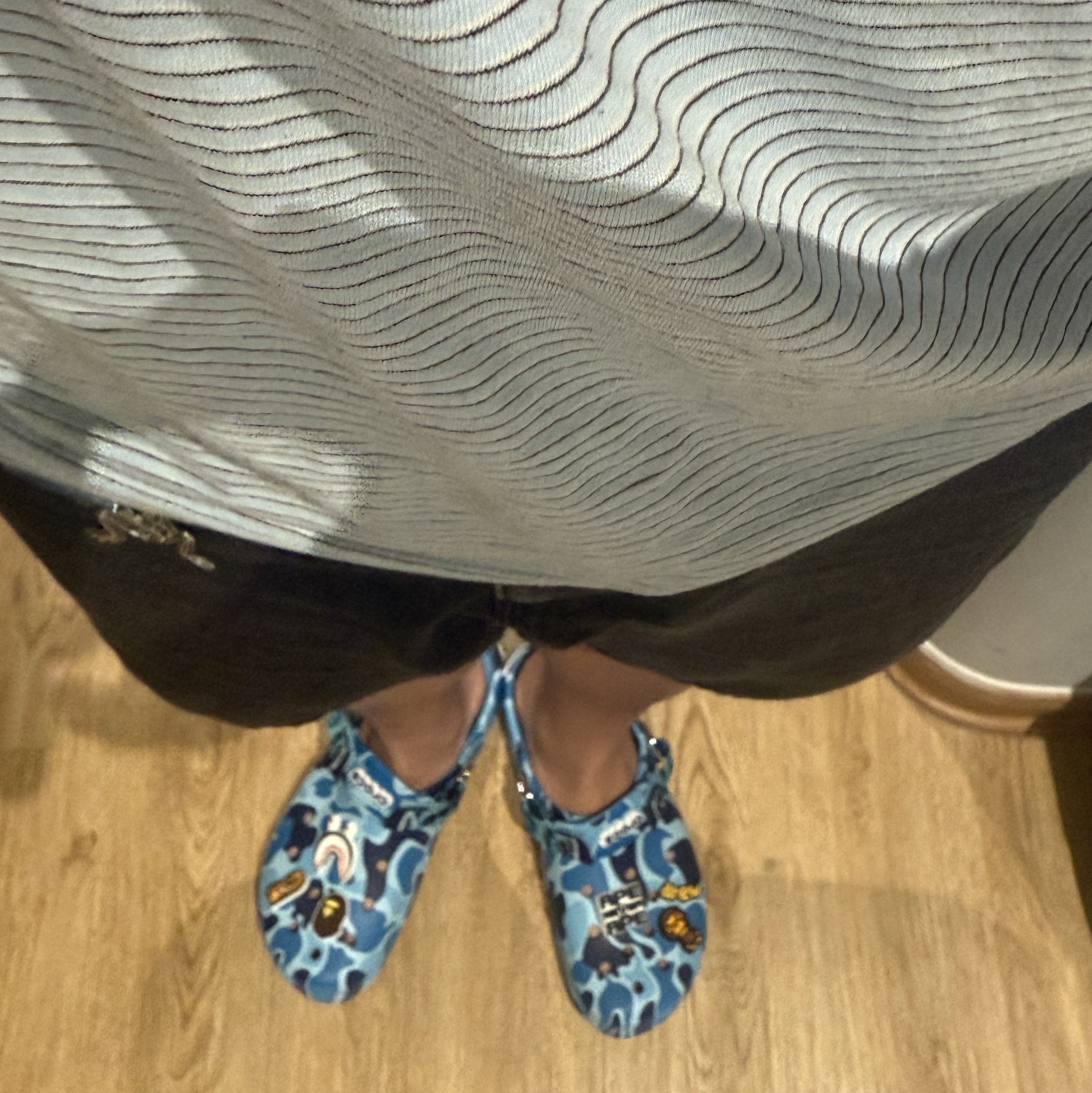 Crocs x BAPE Classic Clog Oxygen 착용 스타일 - 2