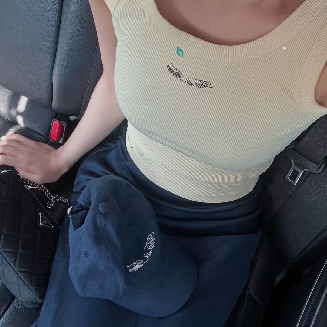 THIS IS FINE Ribbed Sleeveless Top Butter, THIS IS FINE Signature Ball Cap Navy 착용 스타일 - 2
