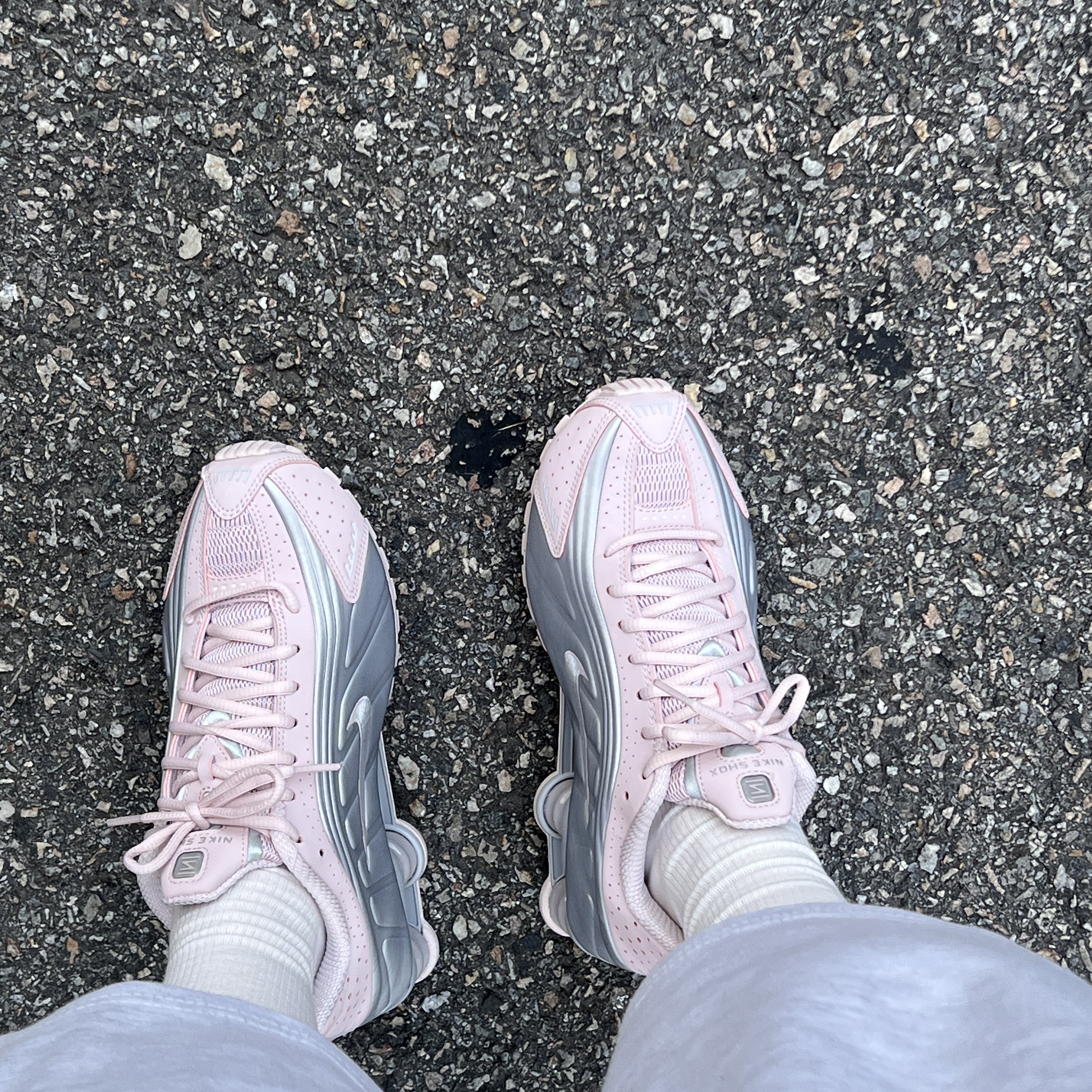 (W) Nike Shox R4 Barely Rose Metallic Platinum 착용 스타일 - 1