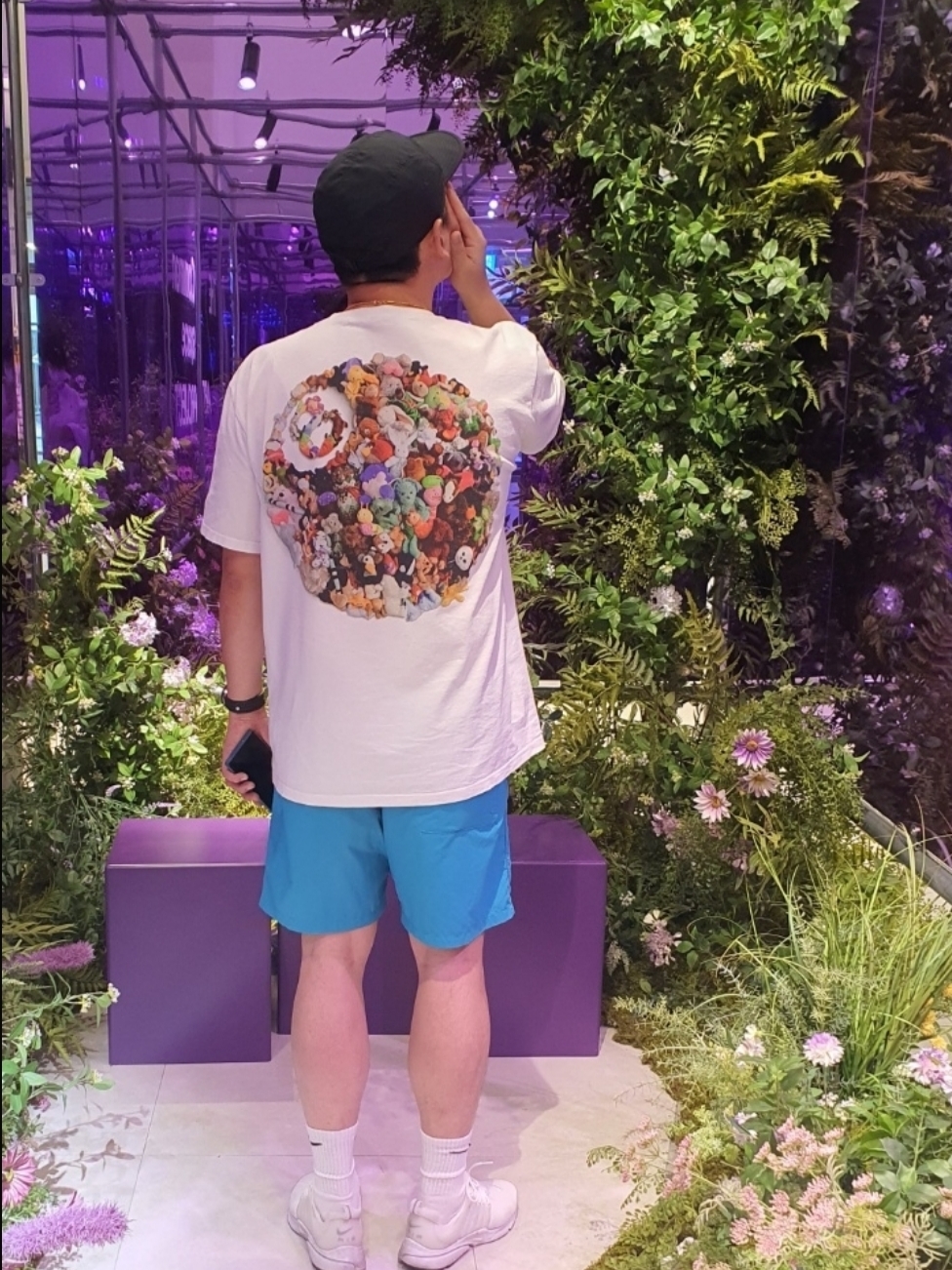 Stussy Plush T-Shirt White, Nike Dri-Fit Fly Unstructured Swoosh Cap Black 착용 스타일