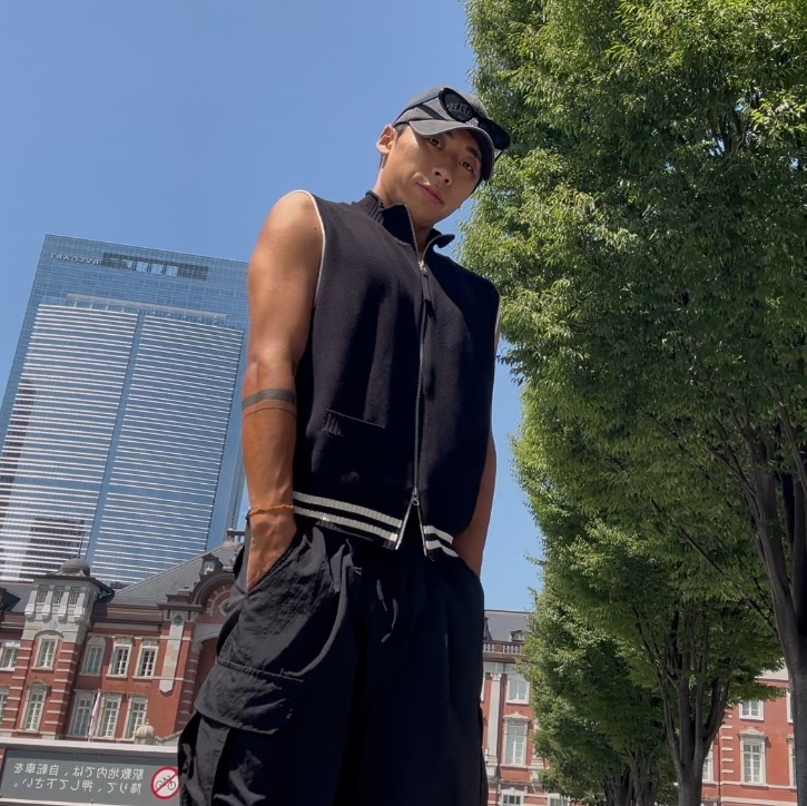 (W) Matin Kim Spell Point Stripe Knit Vest Black 착용 스타일 - 1