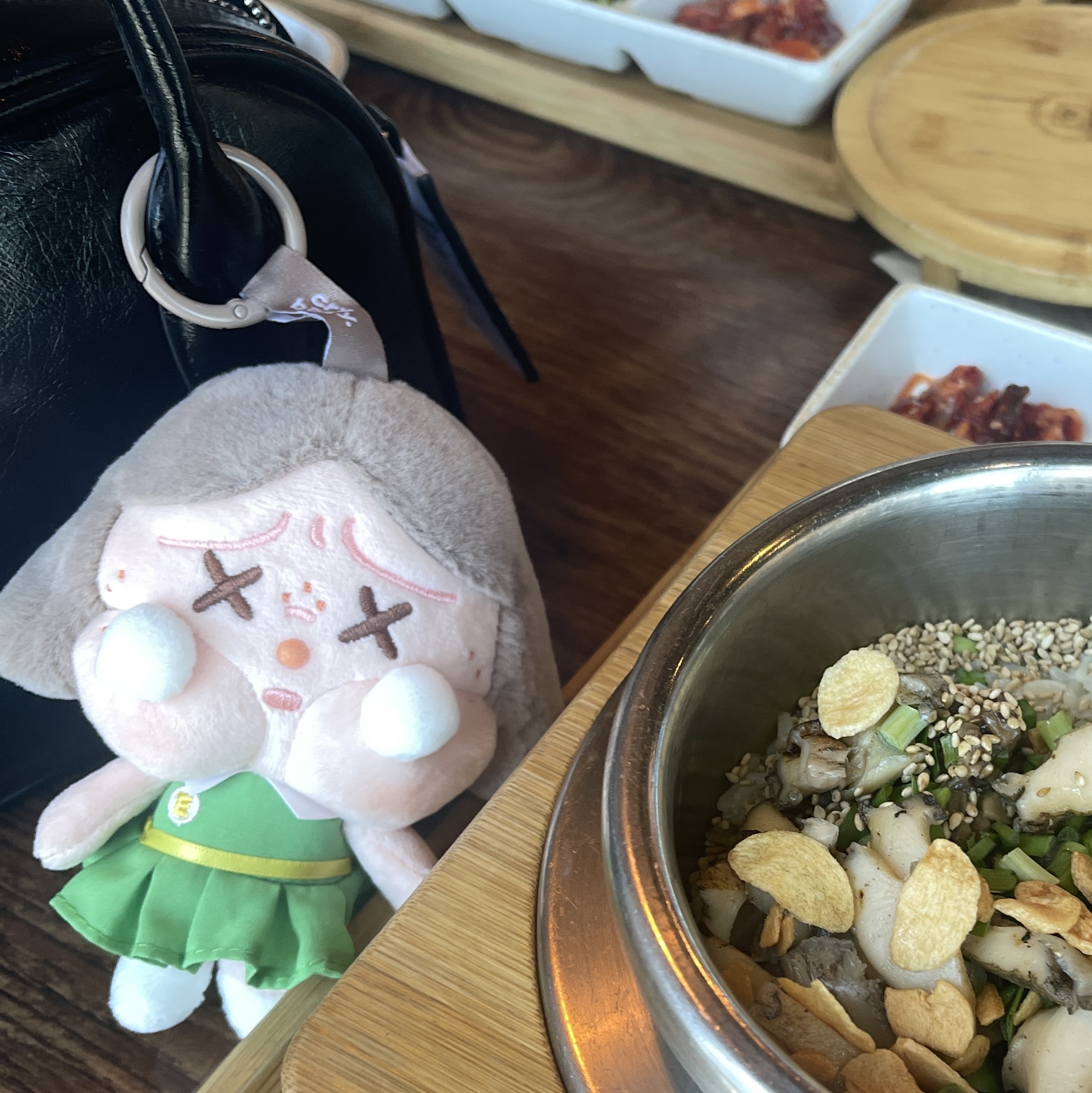 Pop Mart Crybaby Sunset Concert Series Plush Pendant Dim Green (Opened Case) 착용 스타일