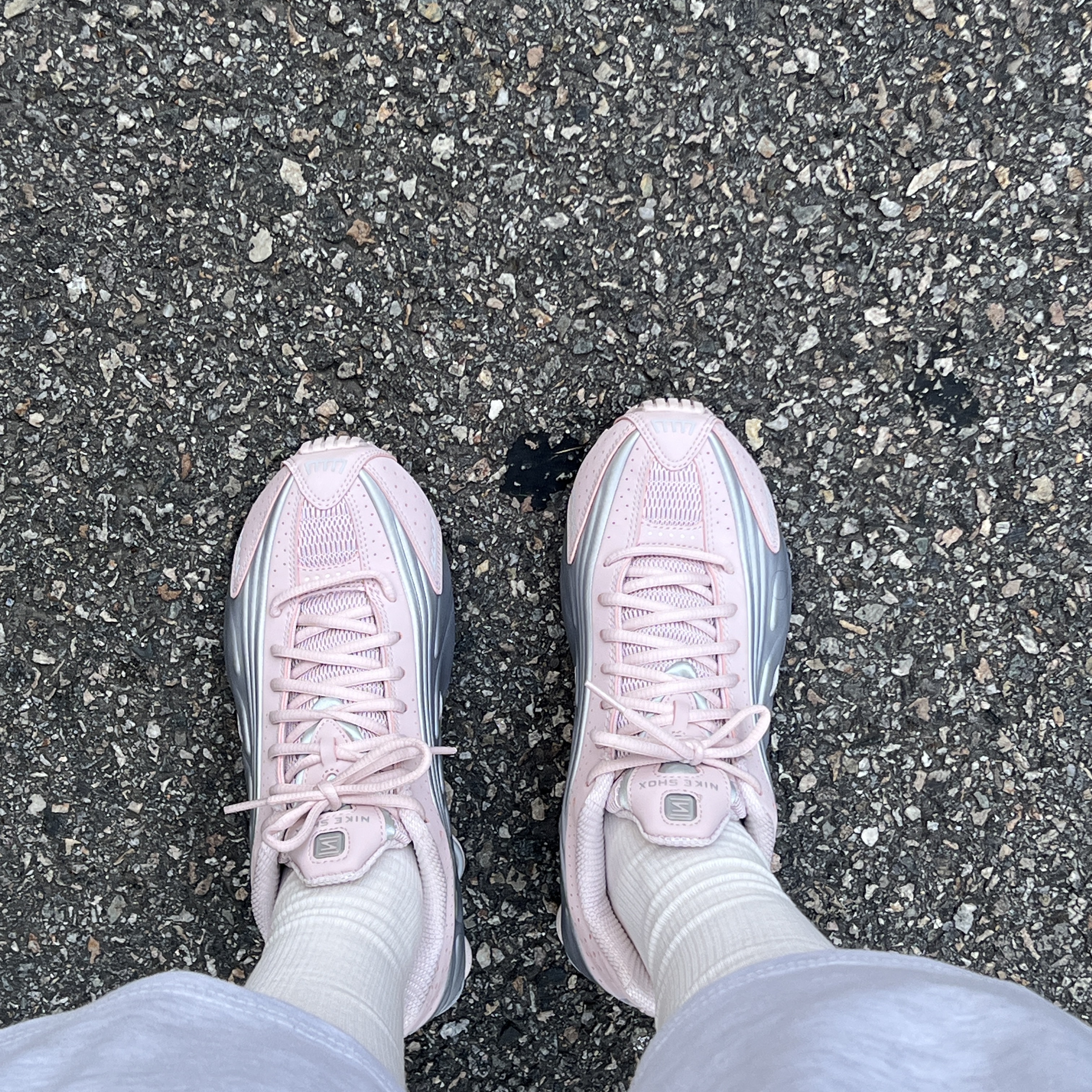 (W) Nike Shox R4 Barely Rose Metallic Platinum 착용 스타일 - 2