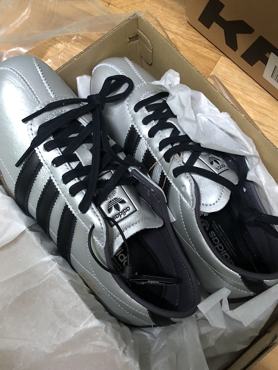 (W) Adidas Tokyo Silver Metallic Core Black 착용 스타일 - 1