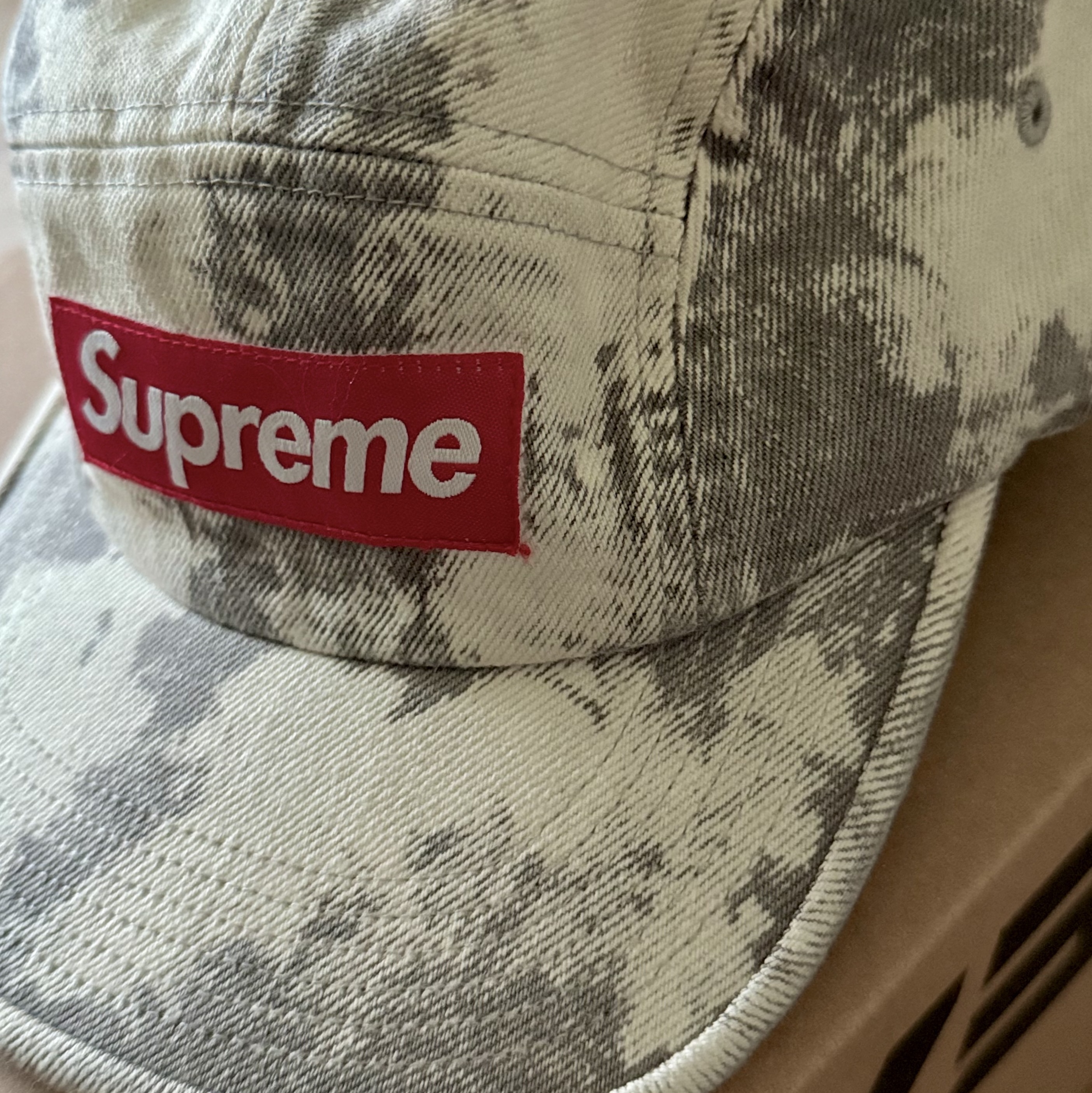 Supreme Denim Camp Cap Bleached - 25SS 착용 스타일