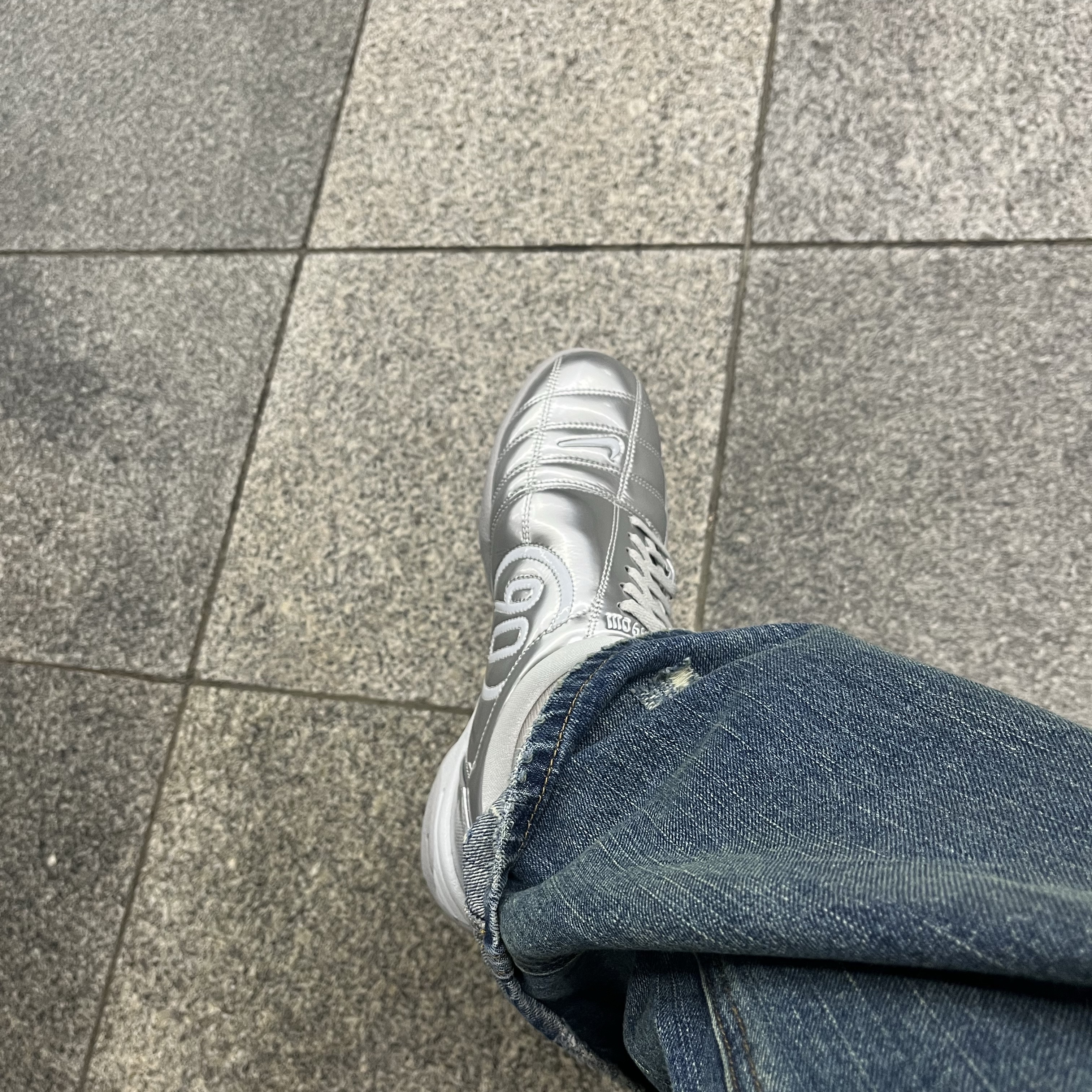 (W) Nike Total 90 III SP Metallic Platinum White 착용 스타일 - 3