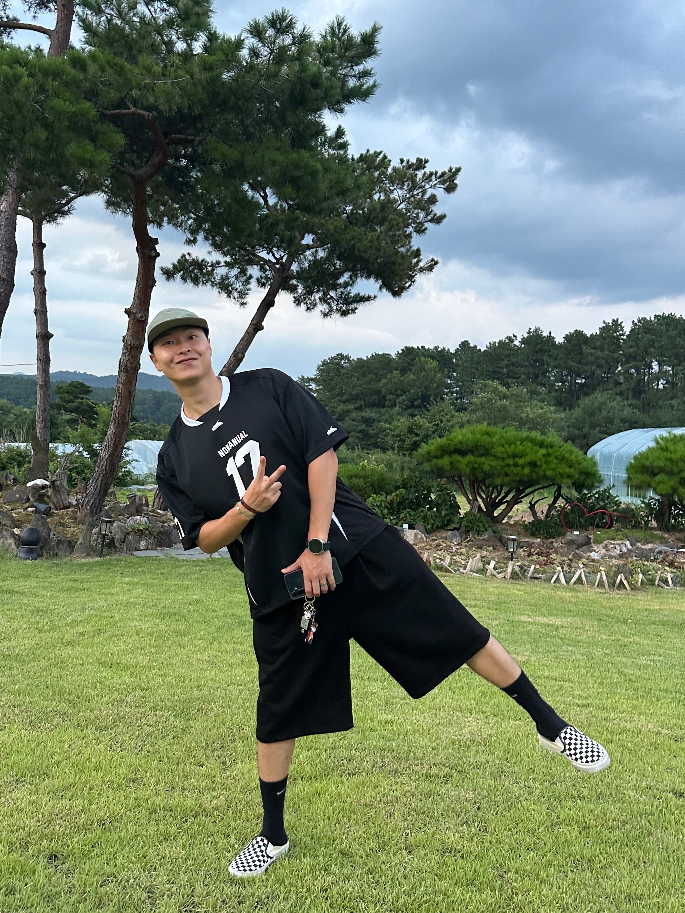 NOMANUAL 17 Mesh Block Football Jersey Black, Vans Classic Slip-On Mule Checkerboard Black White 착용 스타일 - 1