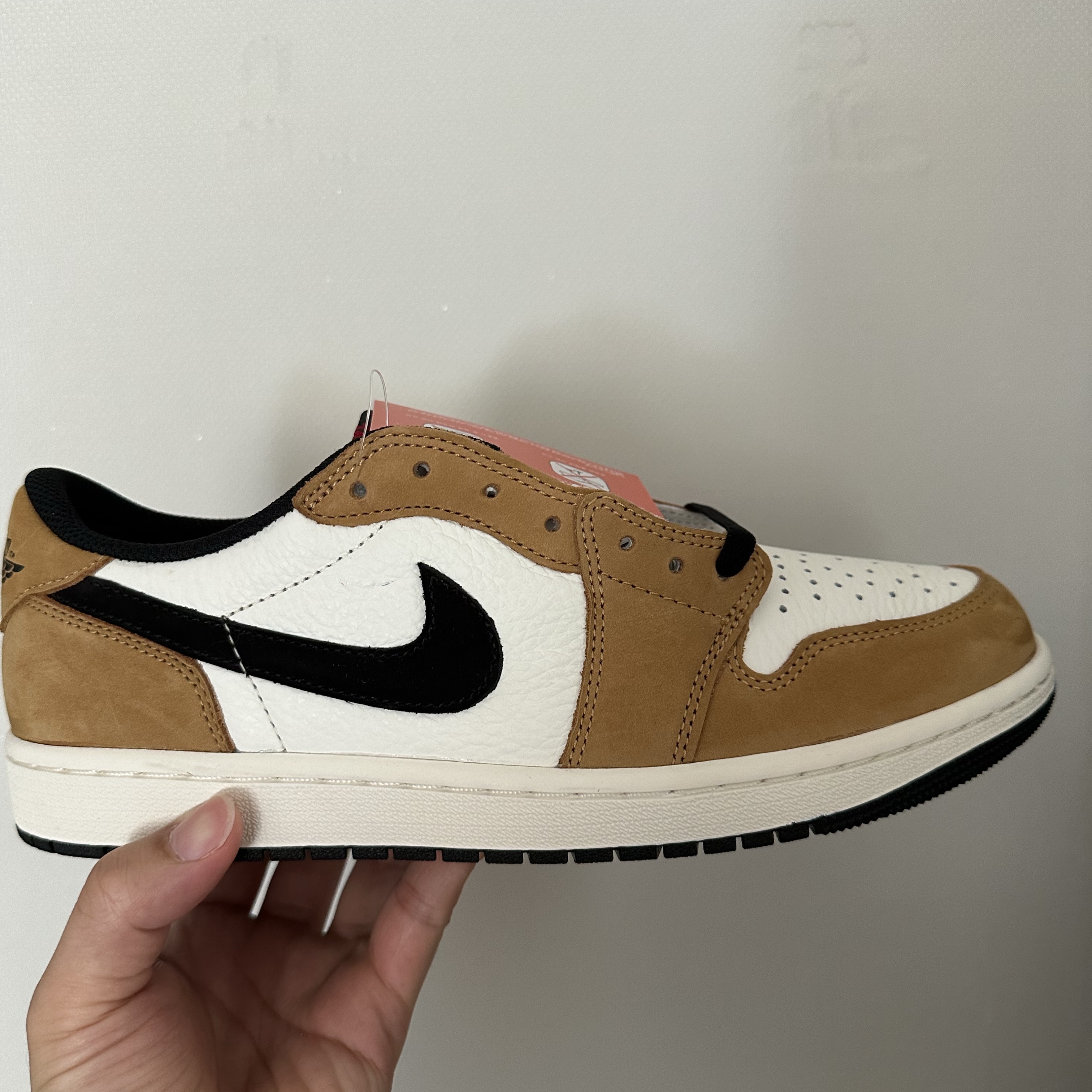 Jordan 1 Low OG Sail and Golden Harvest 착용 스타일
