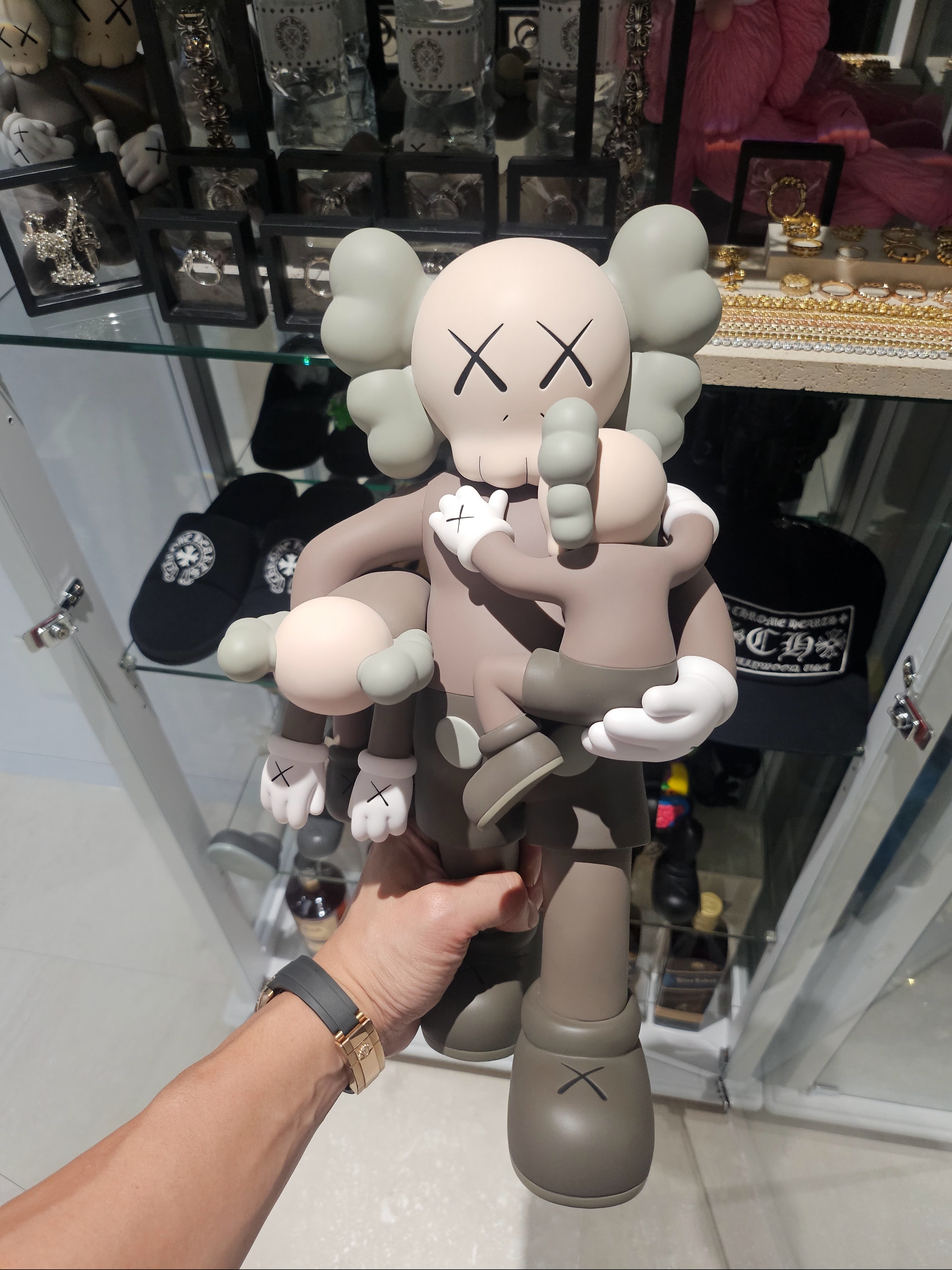 Kaws Clean Slate Vinyl Figure Brown, Kaws Holiday Changbai Mountain Vinyl Figure Brown 착용 스타일 - 1