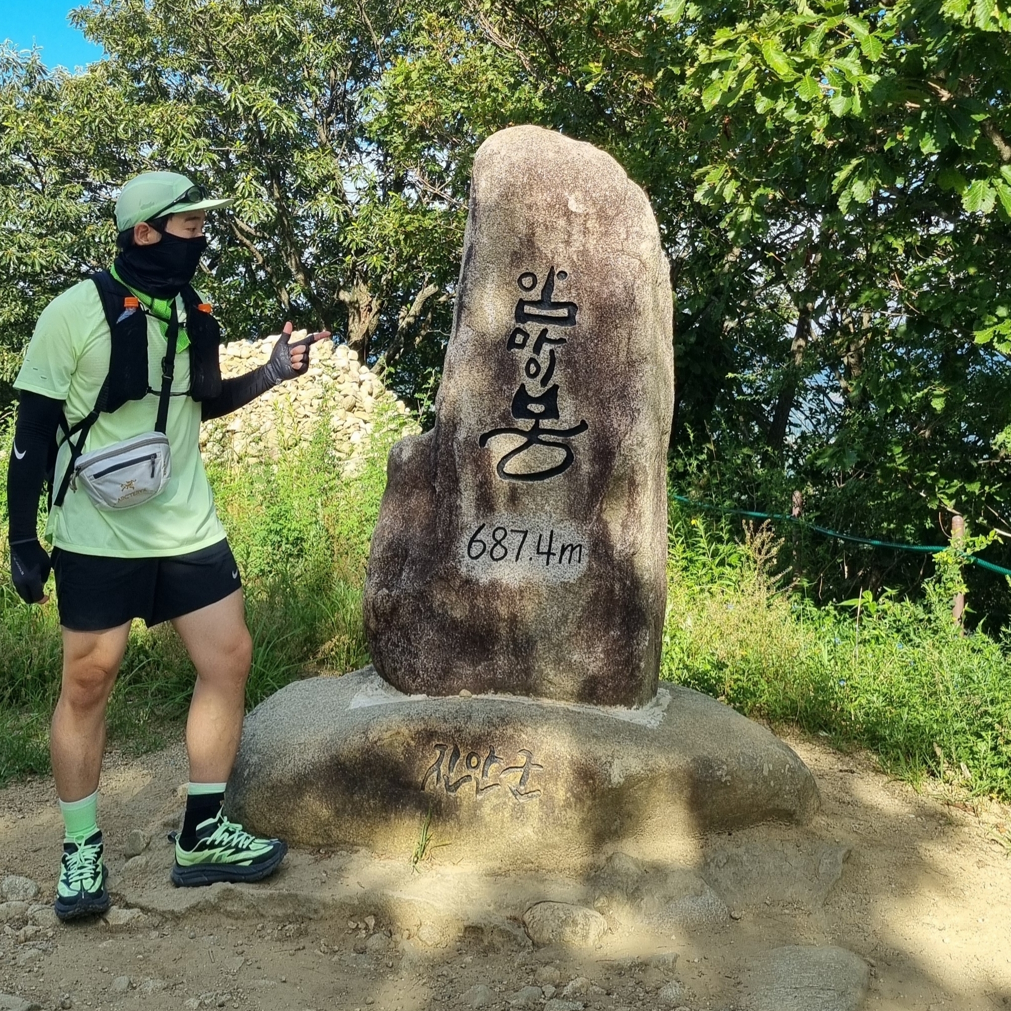 Arc'teryx x Beams Mantis 1 Waistpack White, Arc'teryx Aerios 18 Backpack Black 착용 스타일 - 1