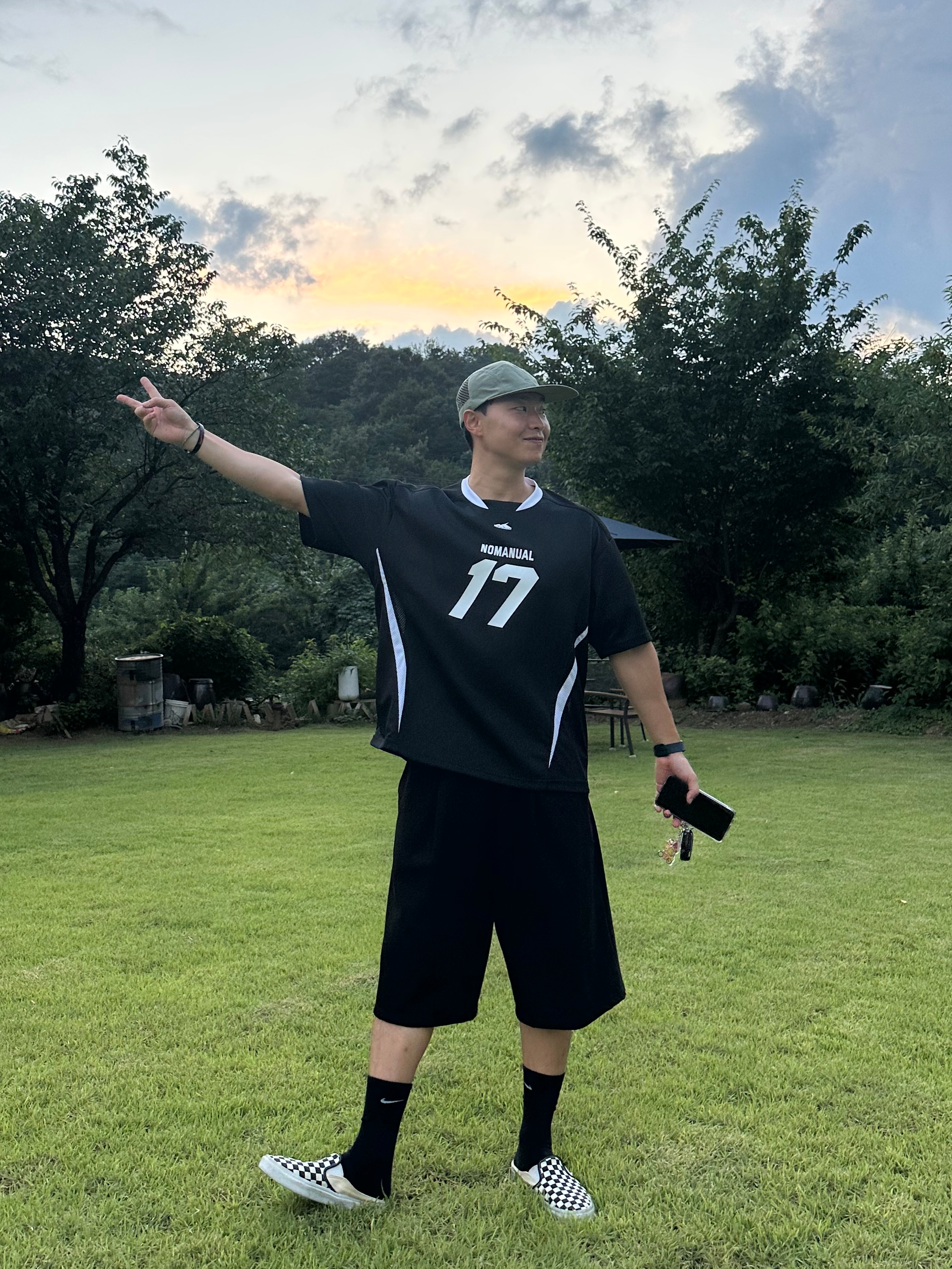 NOMANUAL 17 Mesh Block Football Jersey Black, Vans Classic Slip-On Mule Checkerboard Black White 착용 스타일 - 2