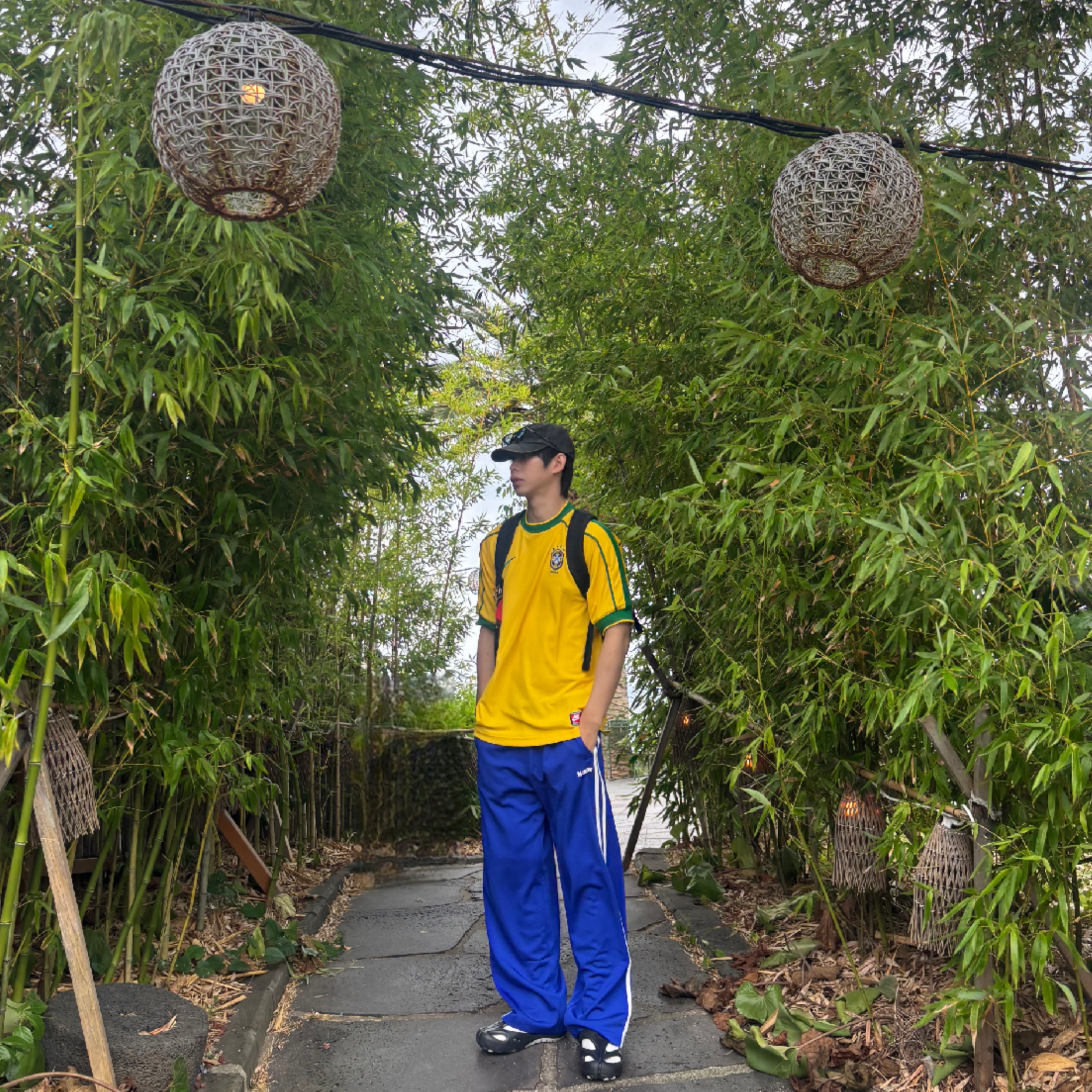 Nike Brazil 1998 Reissue Soccer Replica Jersey Varsity Maize (Non Marking Ver.), Keen Shanti Men Clog Black/Dawn Blue 착용 스타일 - 1