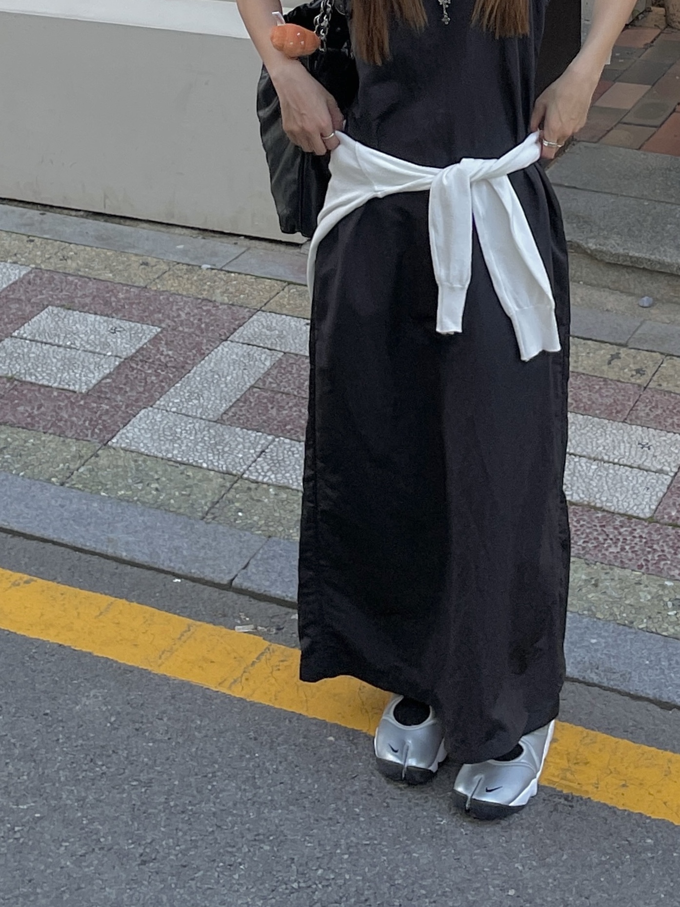 (W) Nike Air Rift Leather Metallic Silver, Chanel 22 Small Handbag Shiny Calfskin & Silver Black 착용 스타일 - 2