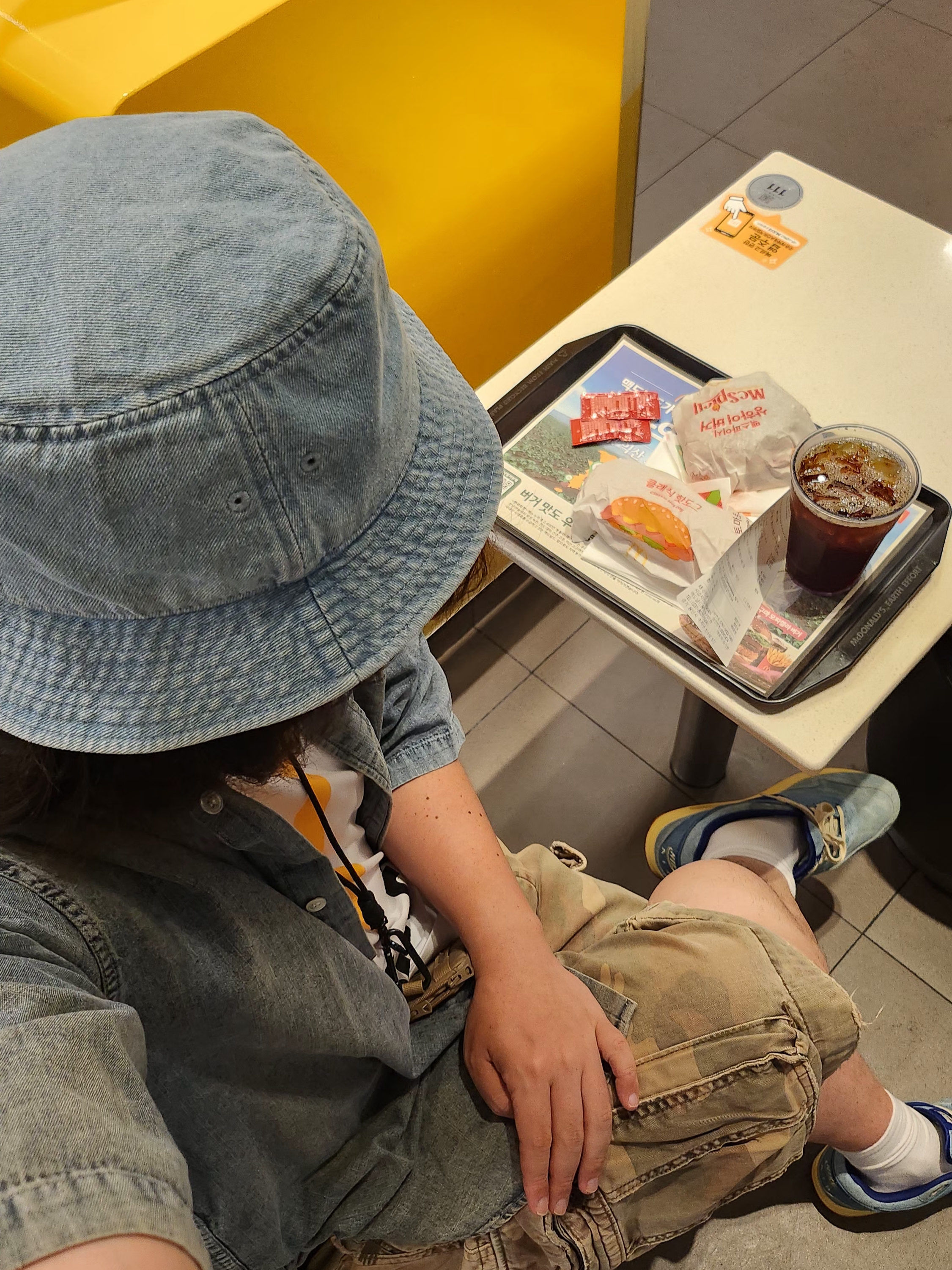 Nike Apex Denim Bucket Hat Aegean Storm Thunder Blue, Human Made Military Card Case Beige 착용 스타일 - 3