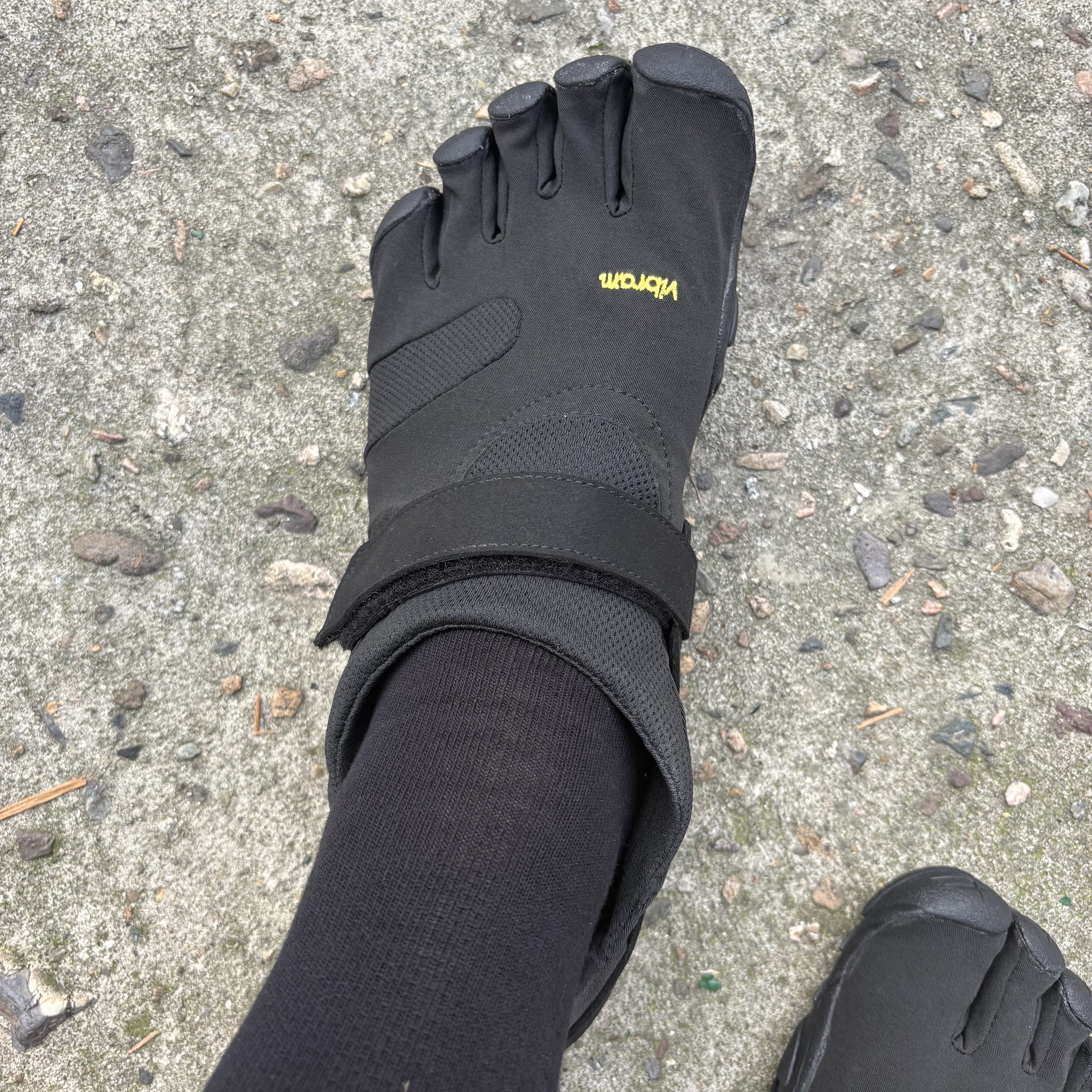 Vibram Fivefingers KMD Sport 2.0 Black 착용 스타일 - 2