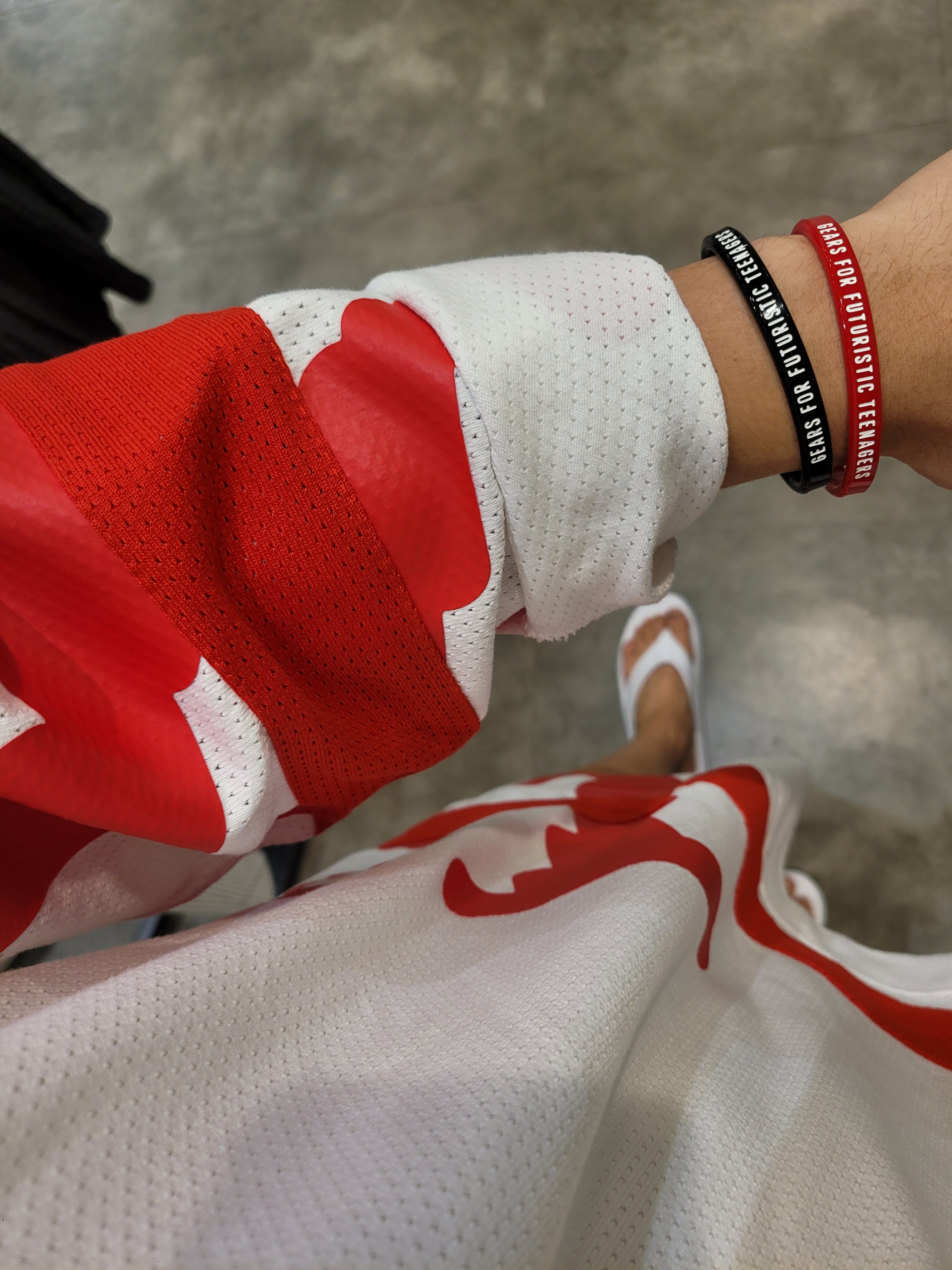 Nike NSW Club Hockey Jersey White University Red - US/EU, Island Slipper Classic White 착용 스타일 - 2