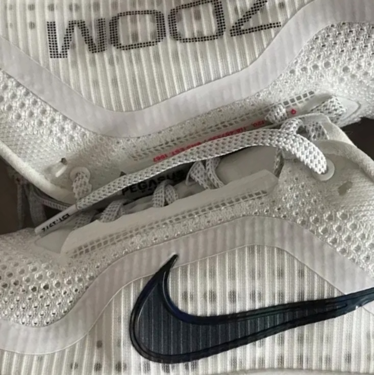 Nike Pegasus Premium Summit White Bright Crimson 착용 스타일
