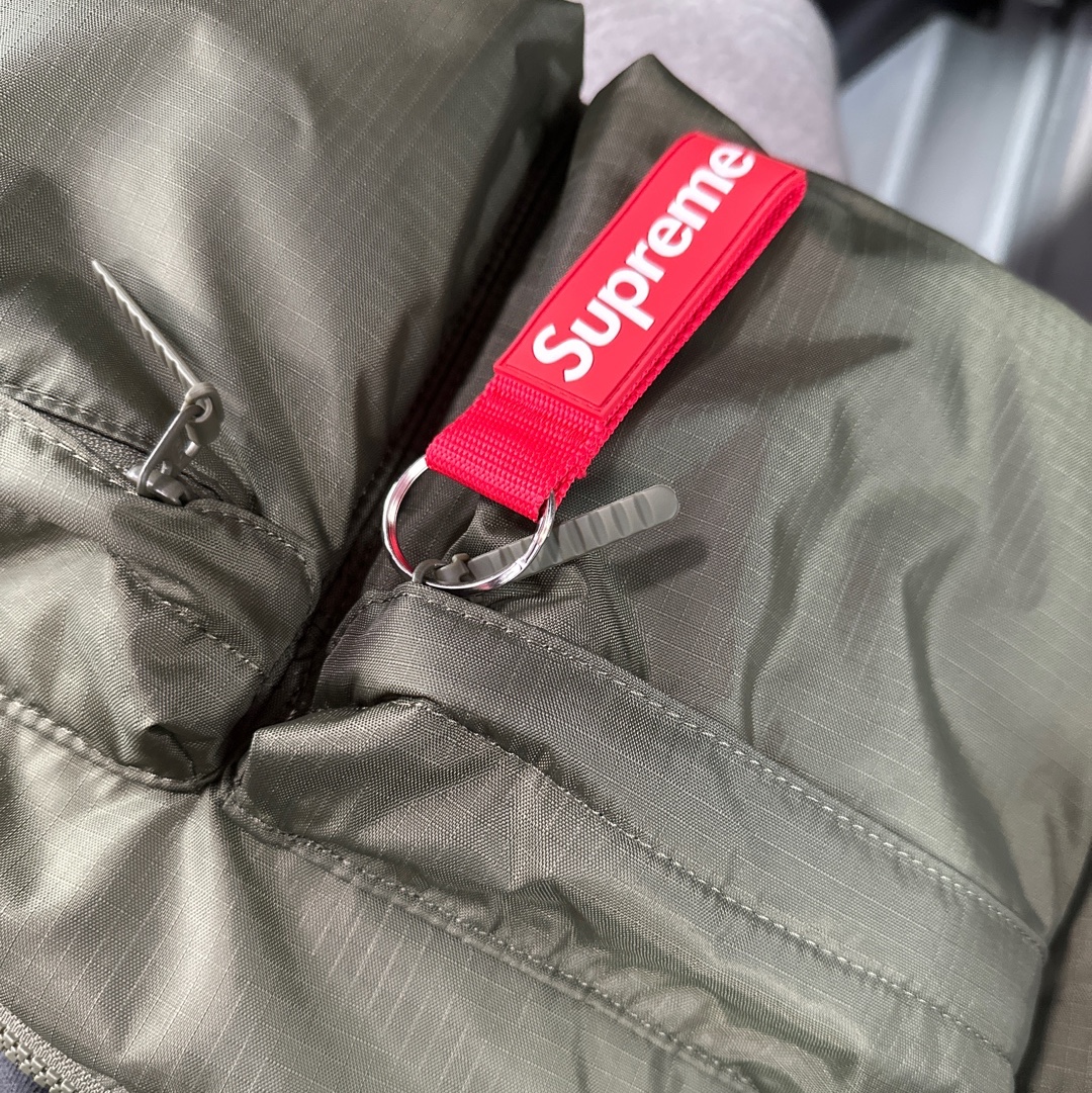 Supreme Webbing Keychain Red - 23SS, Uniqlo Multi Pocket Shoulder Bag Olive 착용 스타일
