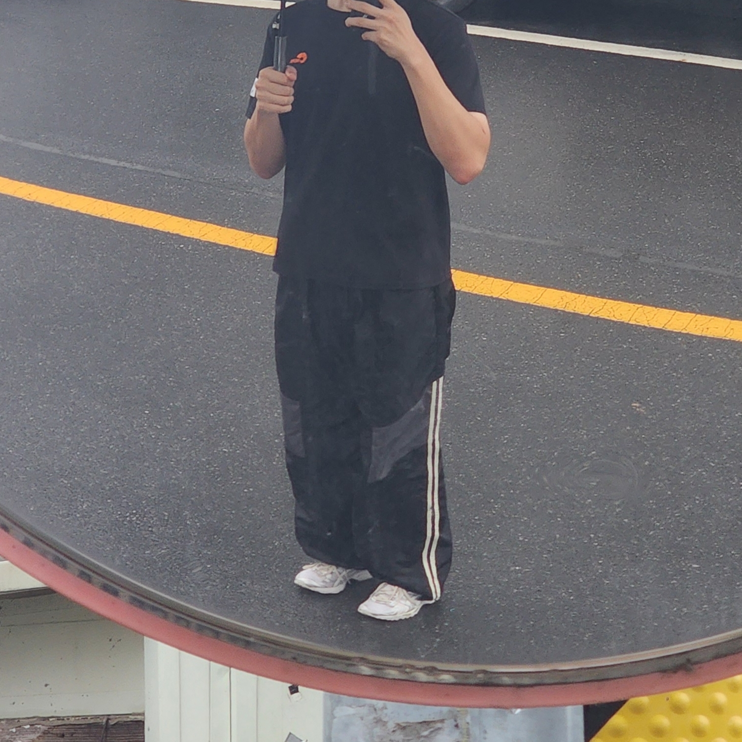 Adidas Parachute Pants Black - KR Sizing 착용 스타일