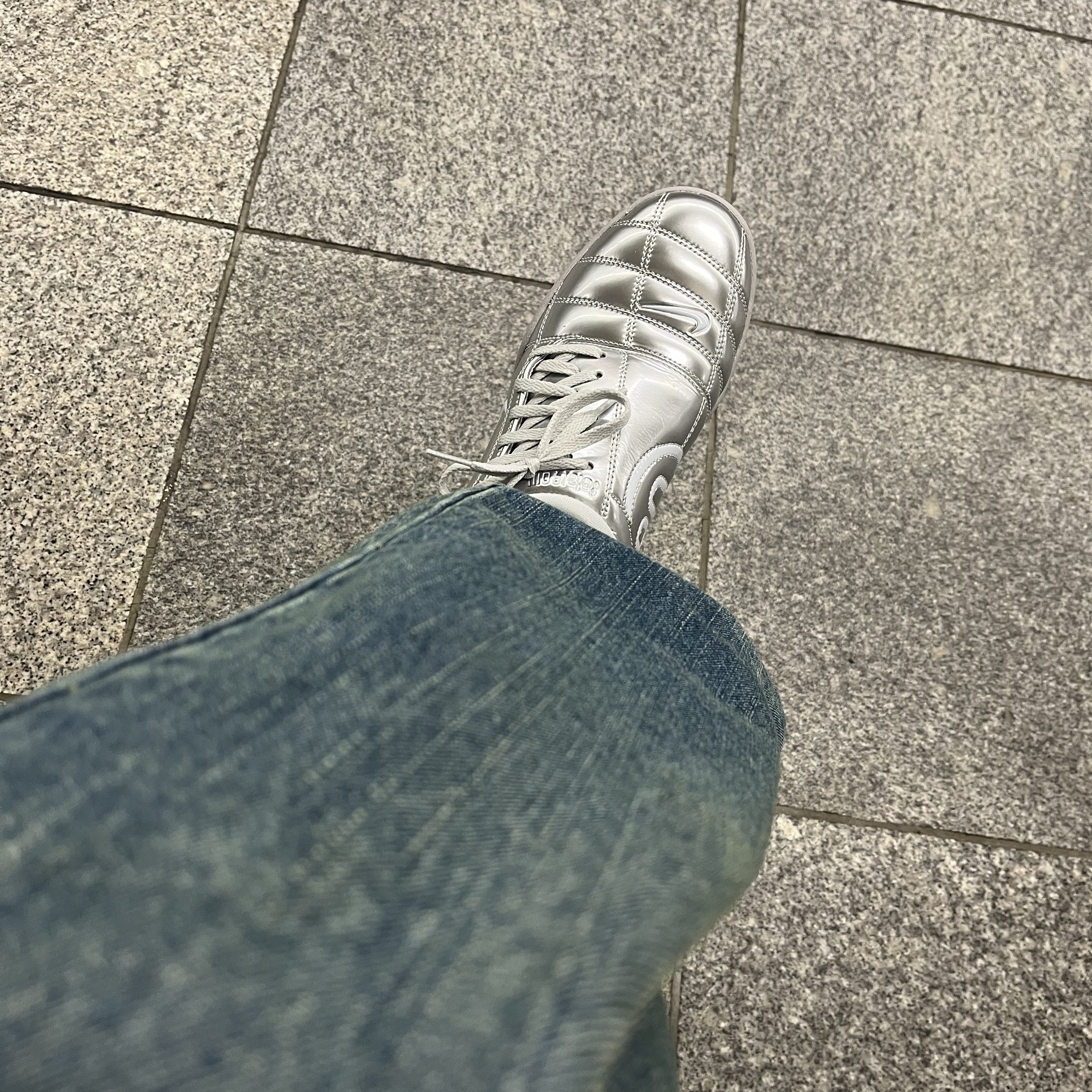 (W) Nike Total 90 III SP Metallic Platinum White 착용 스타일 - 2