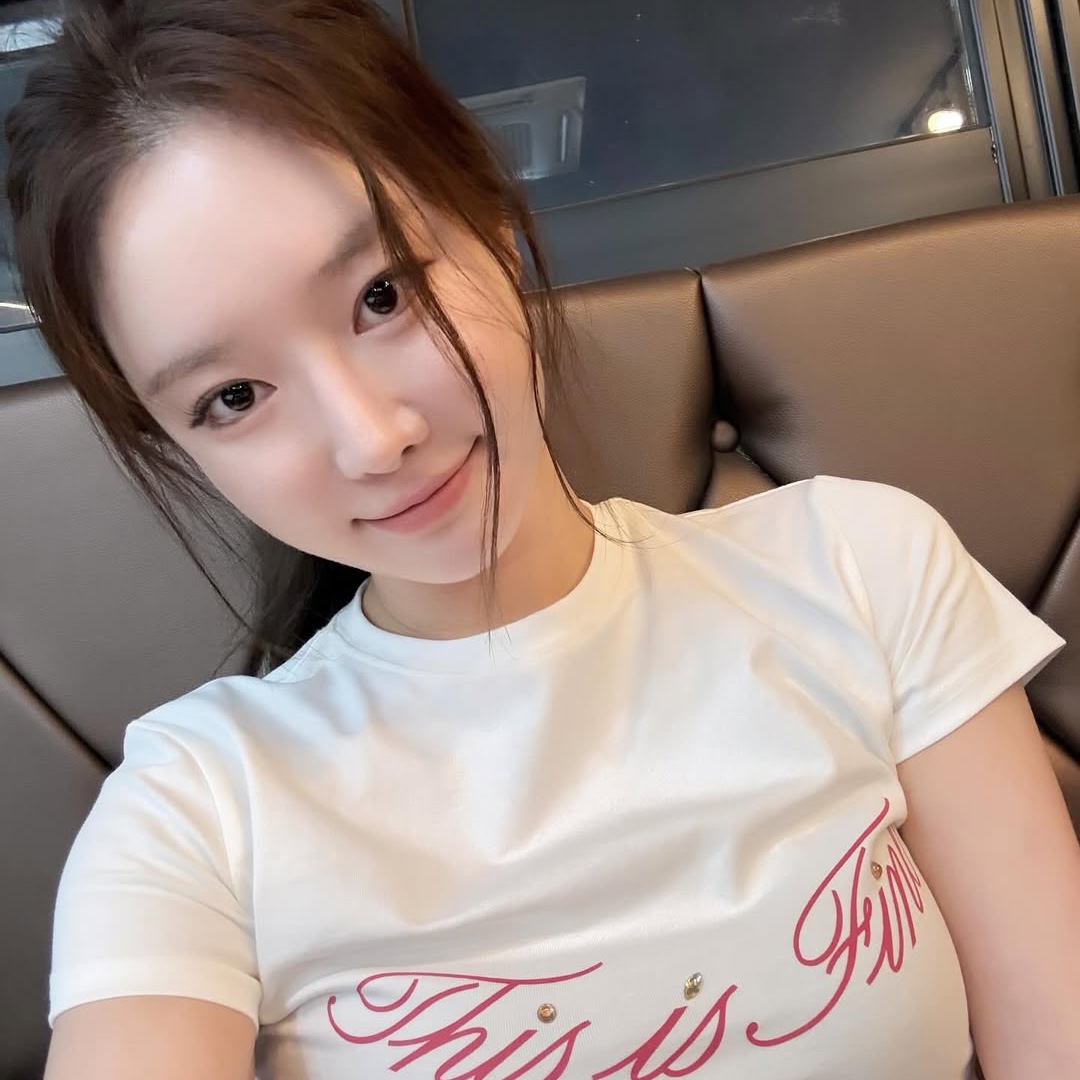 THIS IS FINE Button Sweatpants Oat, THIS IS FINE Cropped Signature Tee Yellow 착용 스타일 - 6