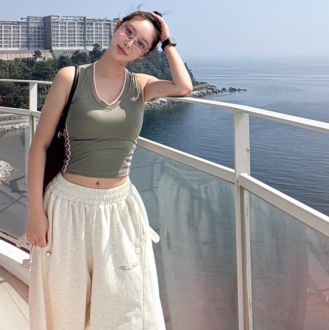 THIS IS FINE Button Sweatpants Oat, THIS IS FINE Cropped Signature Tee Yellow 착용 스타일 - 3