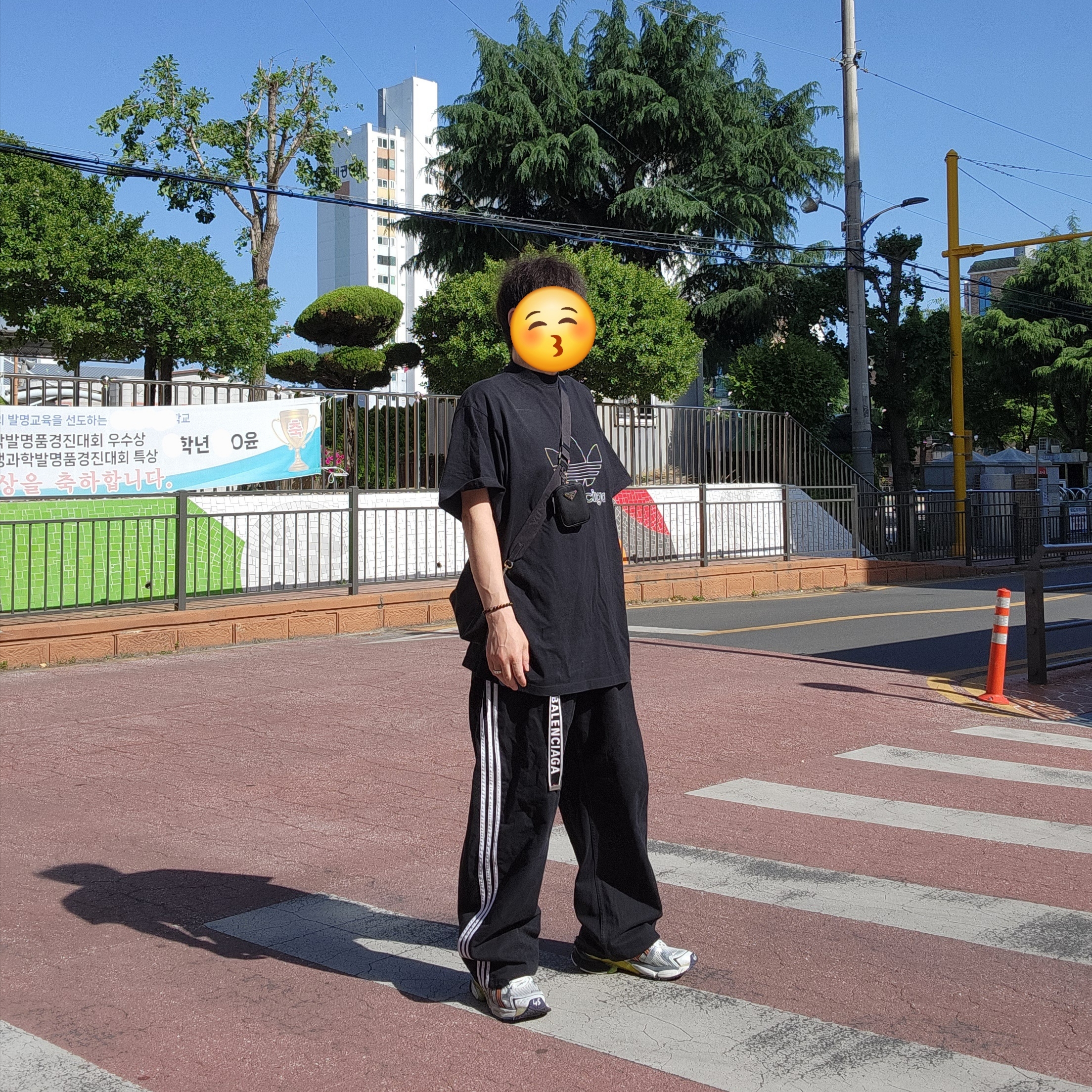 Balenciaga x Adidas Large Baggy Trousers Black 착용 스타일