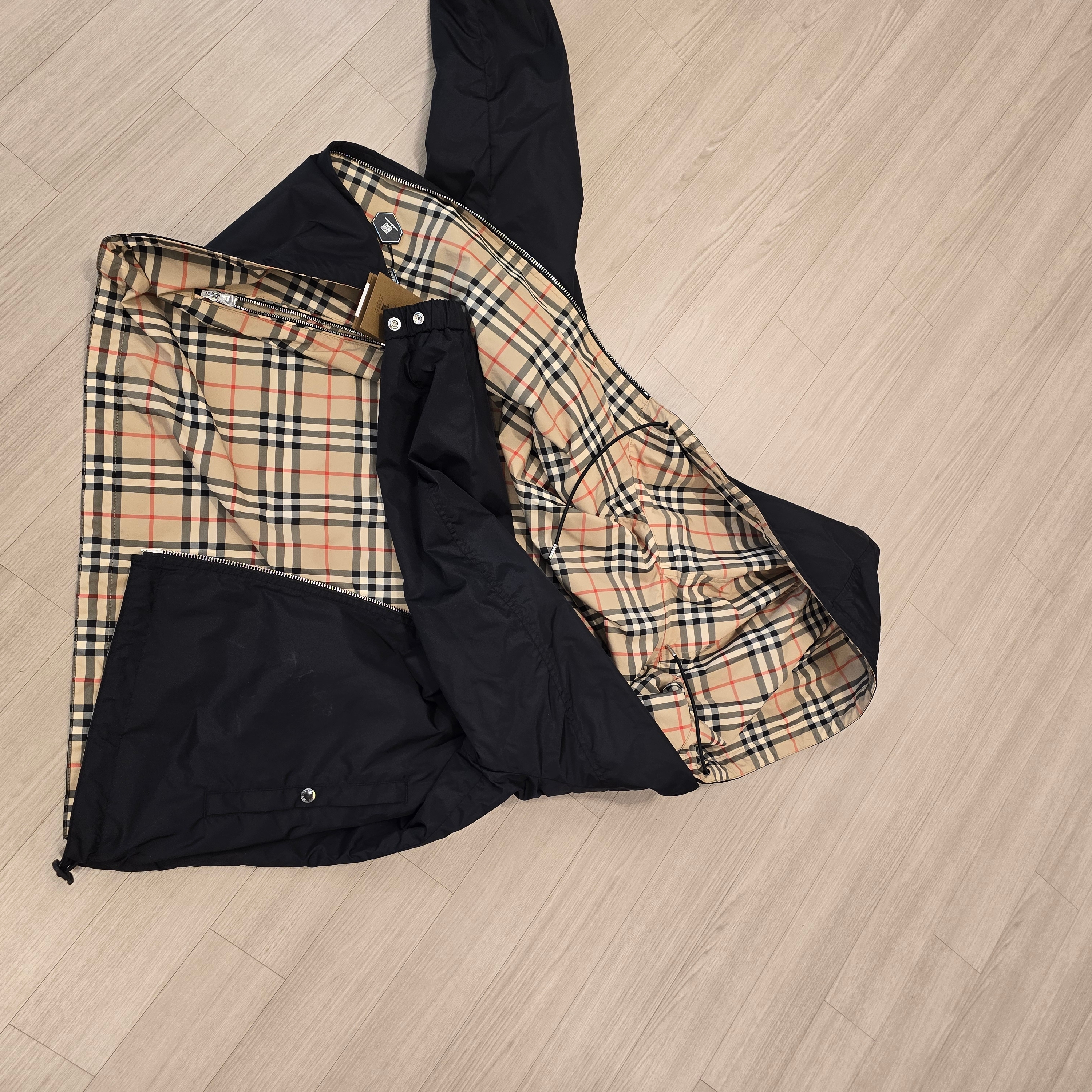 Burberry Reversible Vintage Check Hooded Jacket Archive Beige 착용 스타일 - 4