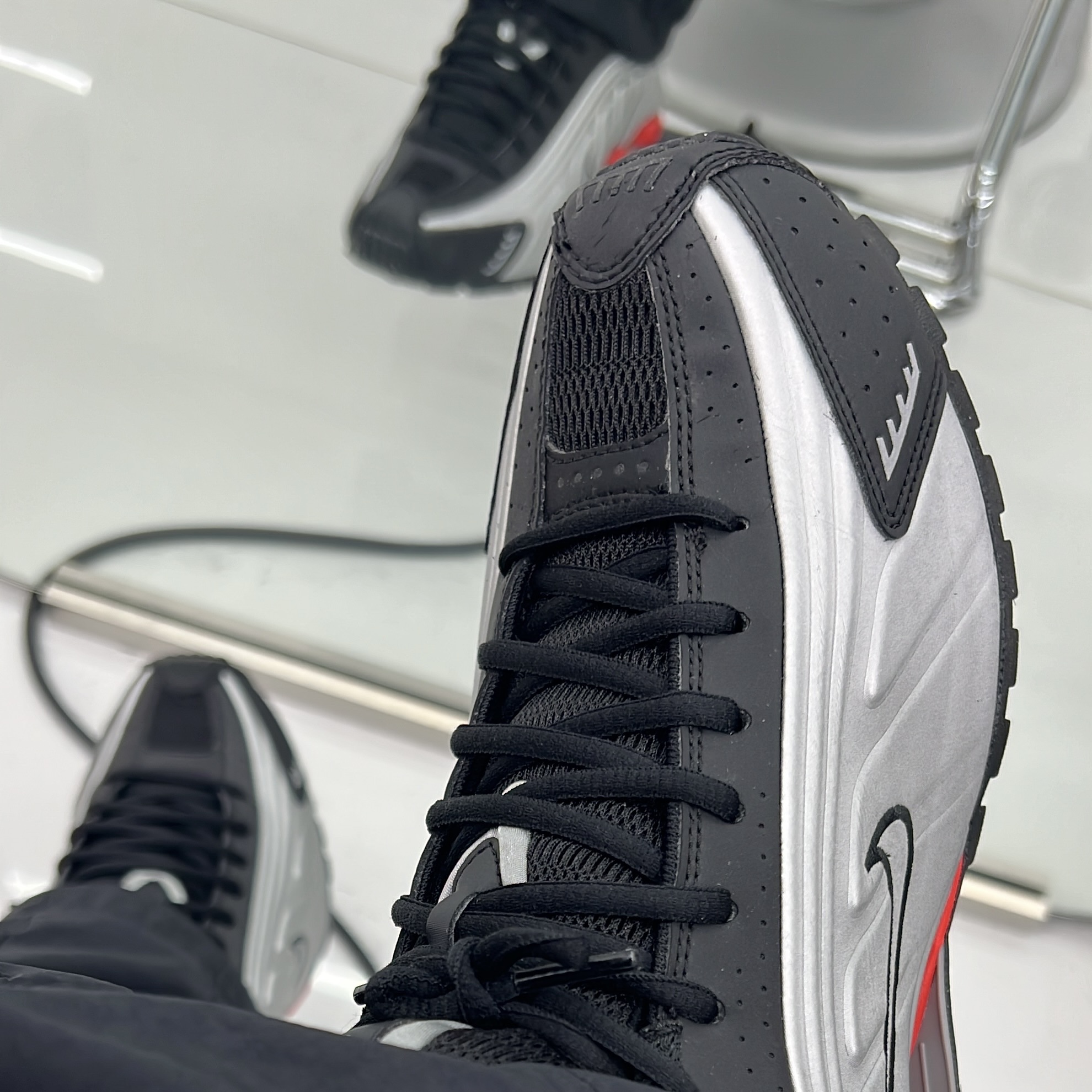 Nike Shox R4 Metallic Silver Red 착용 스타일