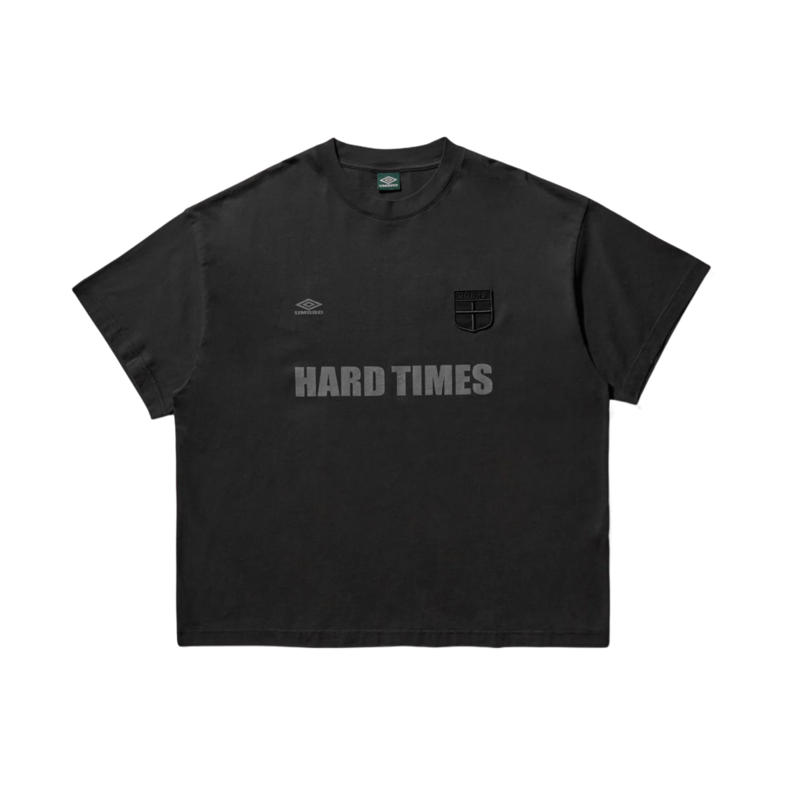 엄브로 x 슬램잼 하드 타임즈 티셔츠 워시드 블랙(Umbro x Slam Jam Hard Times T-Shirt Washed Black)