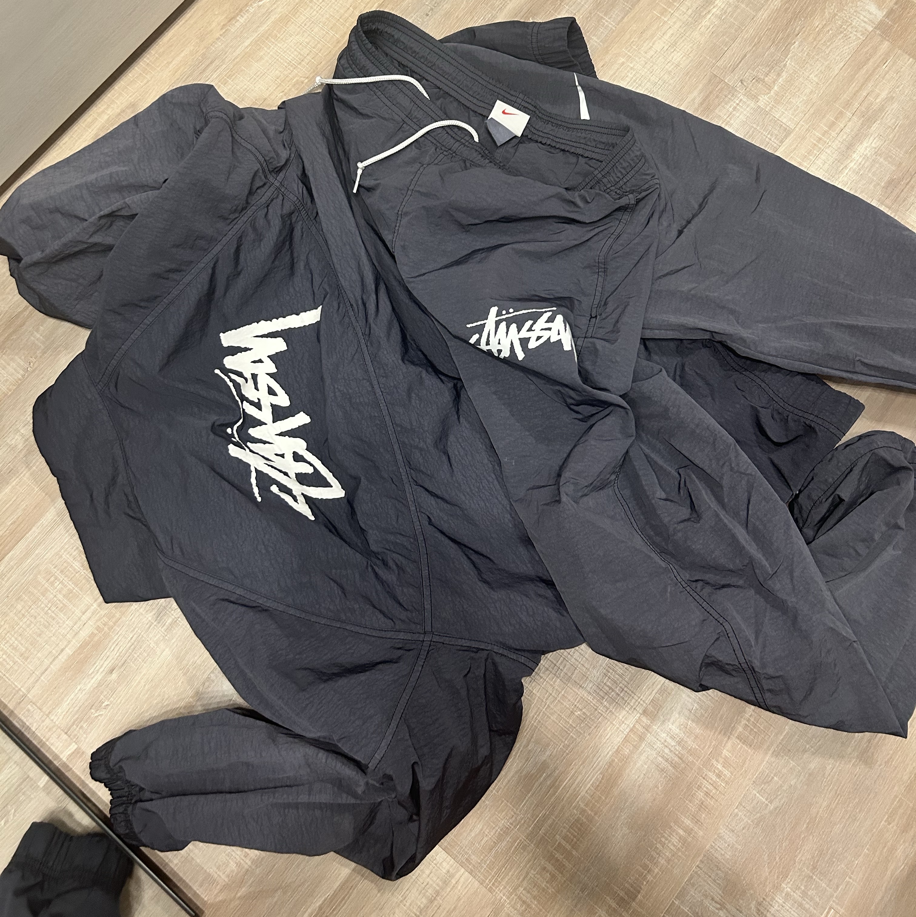 Nike x Stussy Windrunner Jacket Off Noir, Nike x Stussy Beach Pants Off Noir 착용 스타일