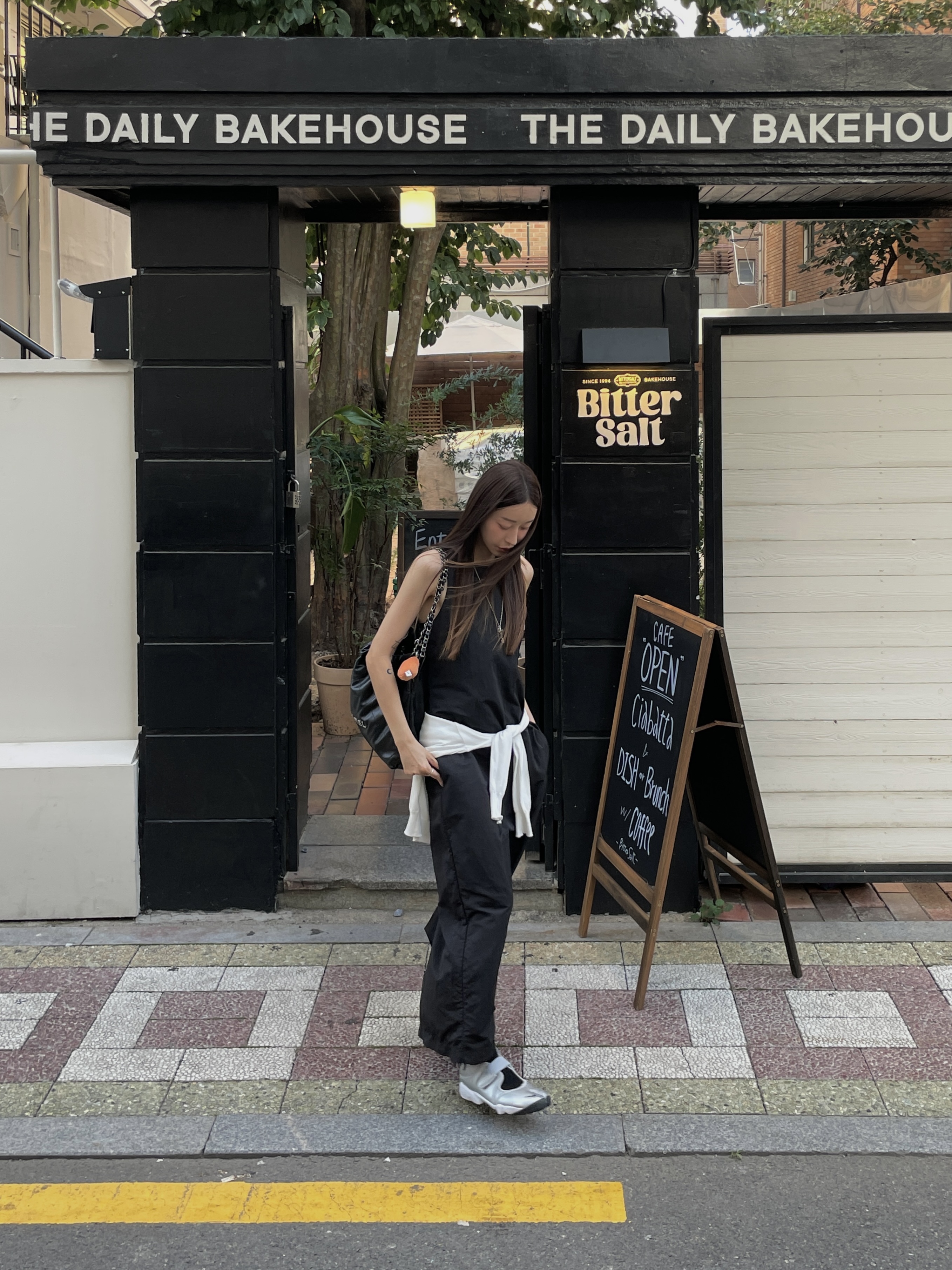 (W) Nike Air Rift Leather Metallic Silver, Chanel 22 Small Handbag Shiny Calfskin & Silver Black 착용 스타일 - 1