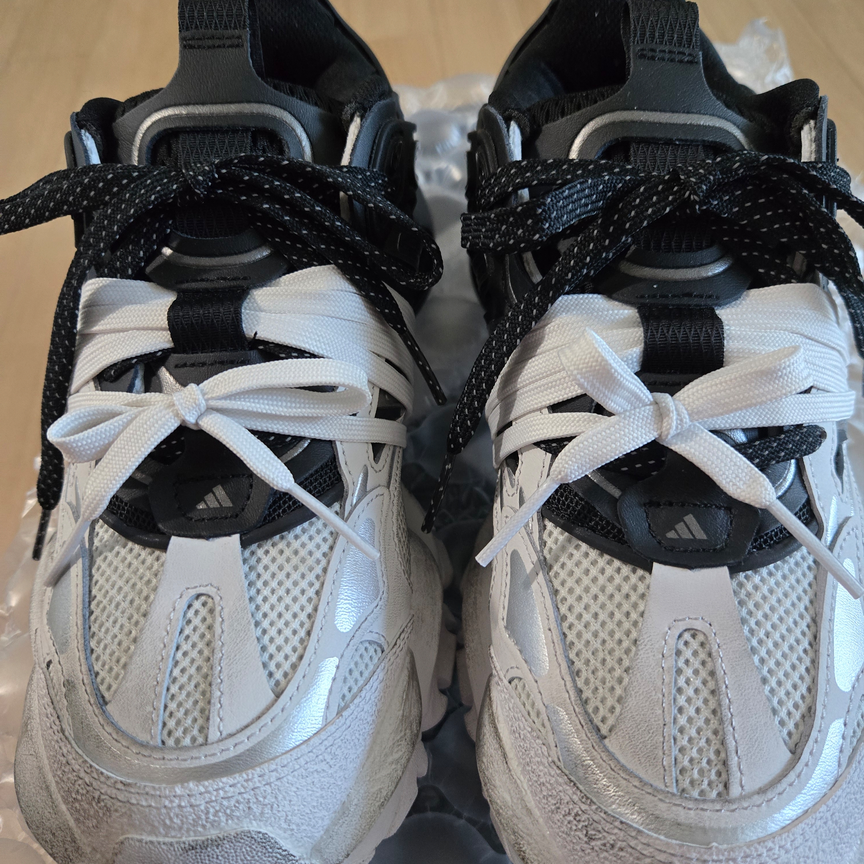 Adidas Vento XLG Runner Deluxe Sneakers White Black 착용 스타일