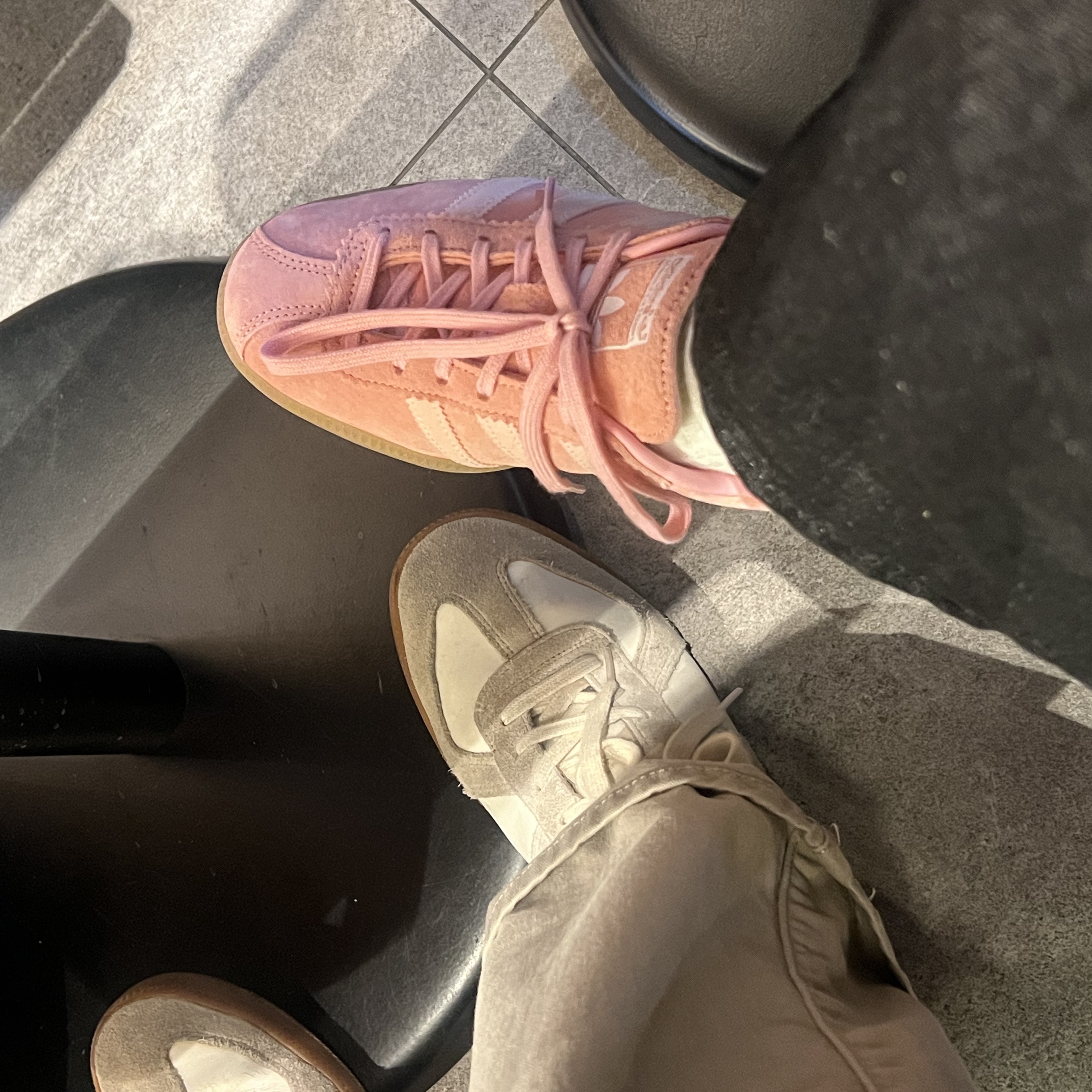 Adidas Bermuda Glow Pink 착용 스타일