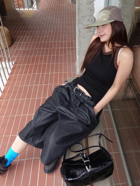 WESLEY HYUSTON Herringbone Glow Denim Bermuda Pants Black 착용 스타일 - 1