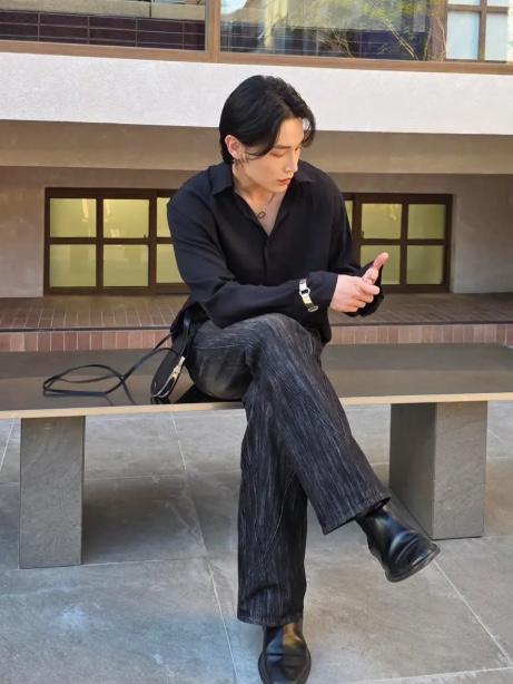 WESLEY HYUSTON Harsh Dyeing Slub Denim Pants Black 착용 스타일 - 2