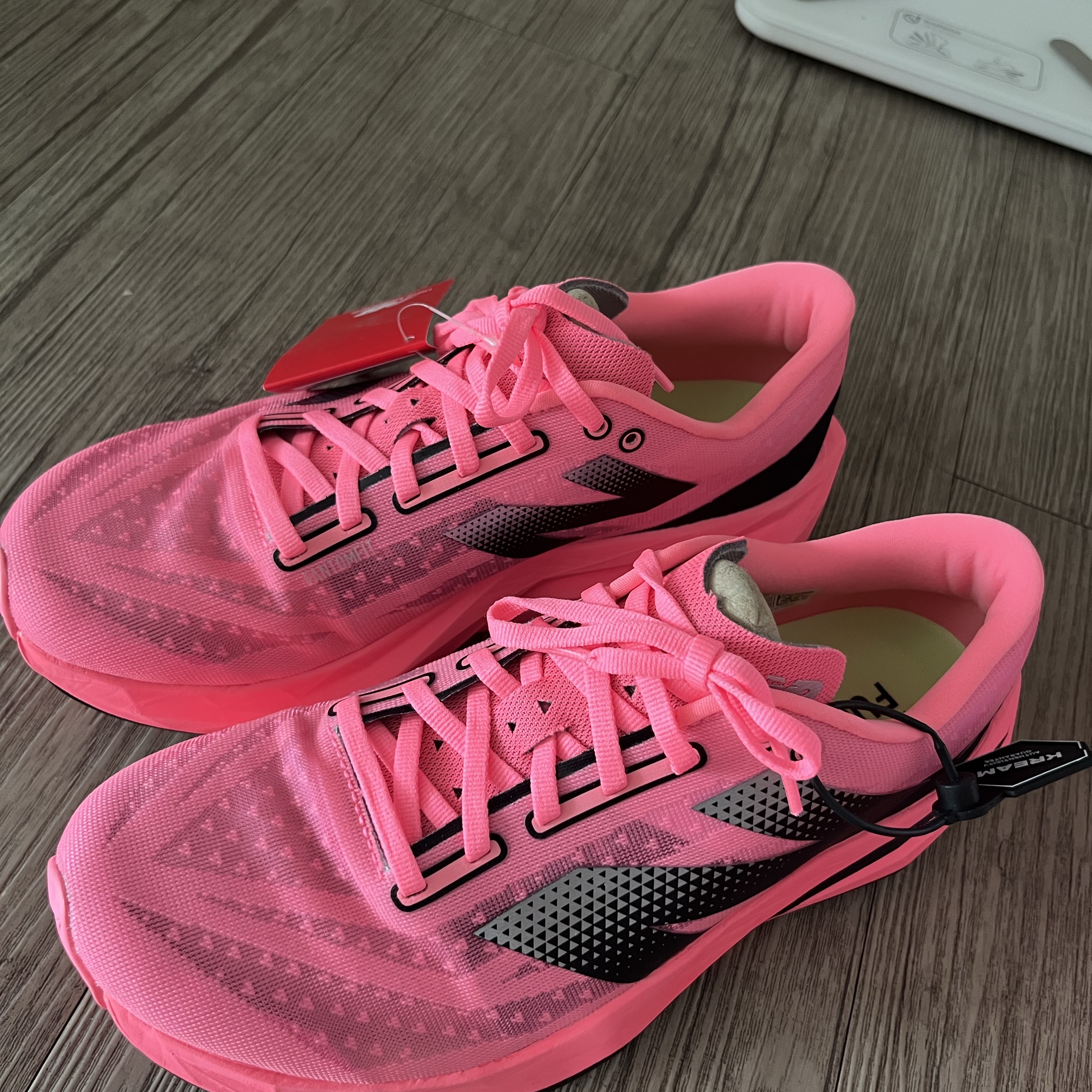 New Balance Fuelcell Rebel v4 Ultra Pink Black - D Standard 착용 스타일 - 3