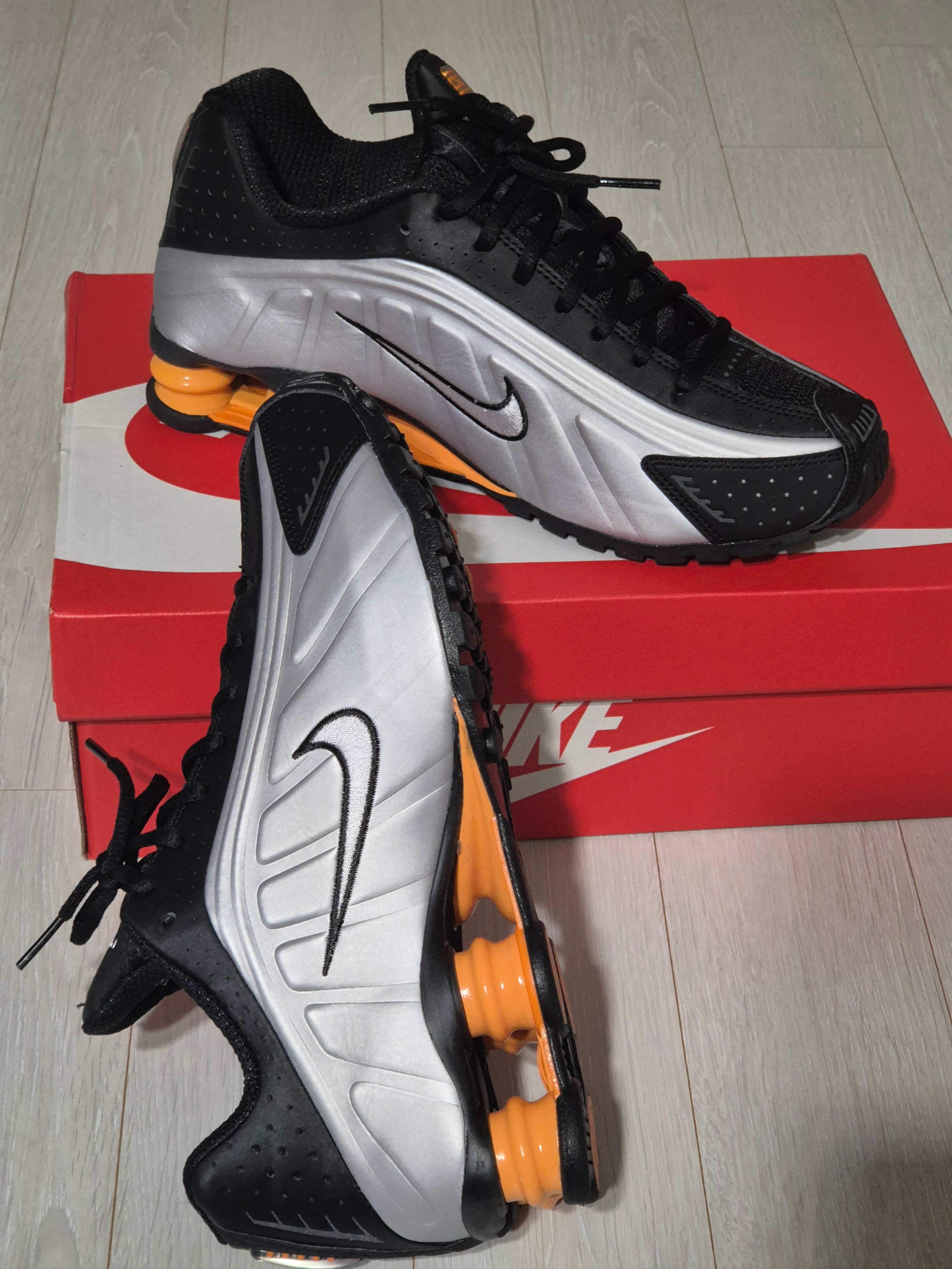 Nike Shox R4 Black Vast Grey 착용 스타일 - 2