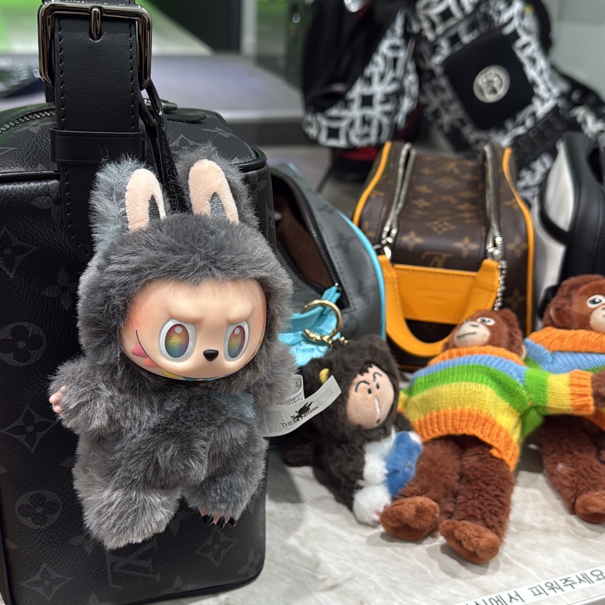 Louis Vuitton Locker Dopp Kit Monogram Eclipse, Pop Mart Labubu The Monsters Highlight Series ID Keyring (Opened Case) 착용 스타일 - 2