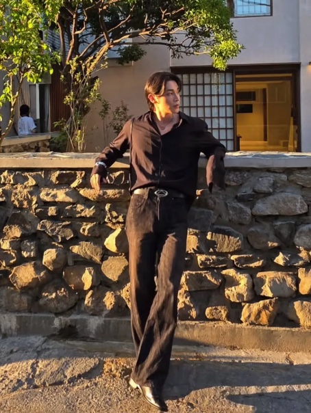 WESLEY HYUSTON Harsh Dyeing Slub Denim Pants Black 착용 스타일 - 1