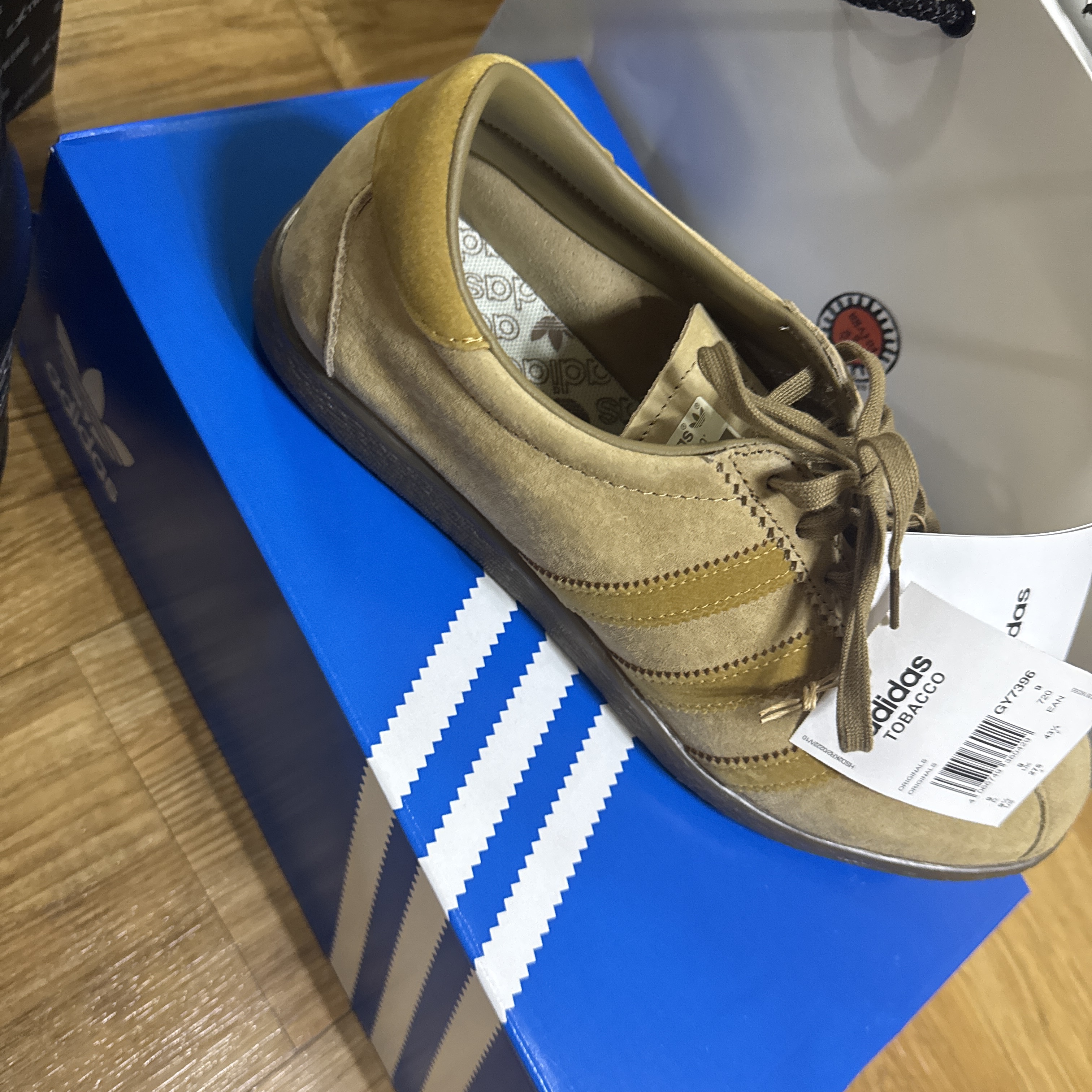 Adidas Tobacco Pantone Mesa 착용 스타일