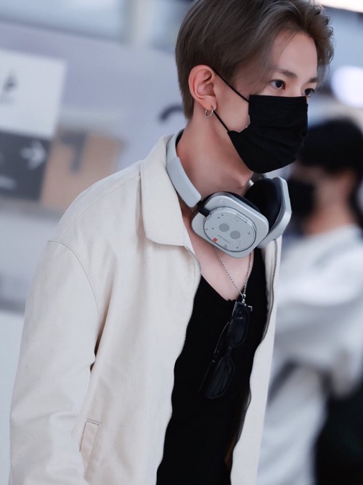 Nothing Headphone (1) White 착용 스타일